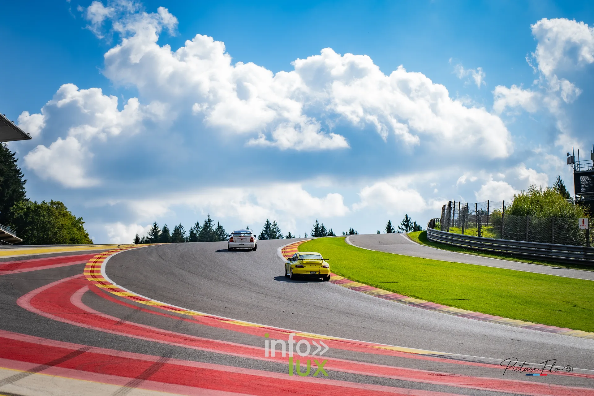 Team 84 au BGDC SuperSpa 2026 à Spa-Francorchamps : des voitures dans la montée du Raidillon