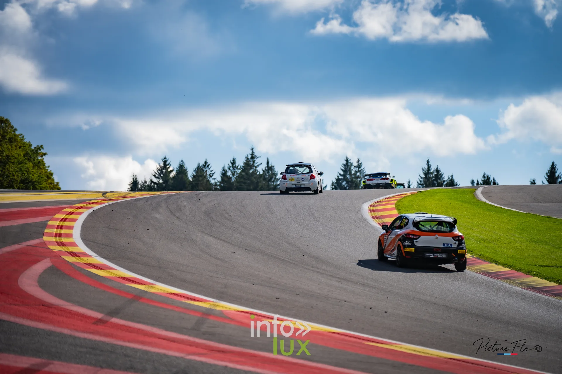 Team 84 au BGDC SuperSpa 2026 à Spa-Francorchamps : une voiture orange dans la montée du Raidillon
