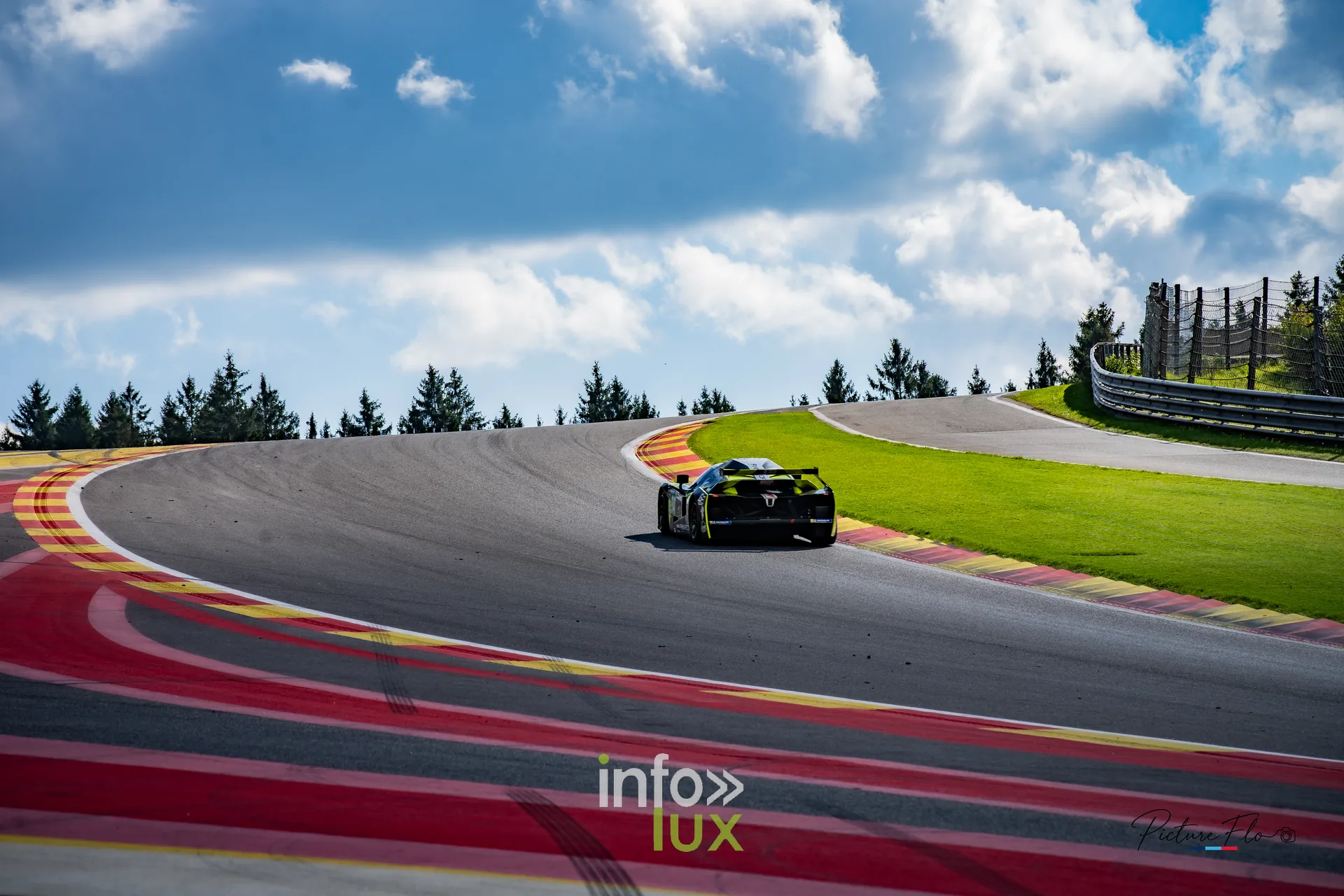 Team 84 au BGDC SuperSpa 2026 à Spa-Francorchamps : une voiture noire dans le Raidillon