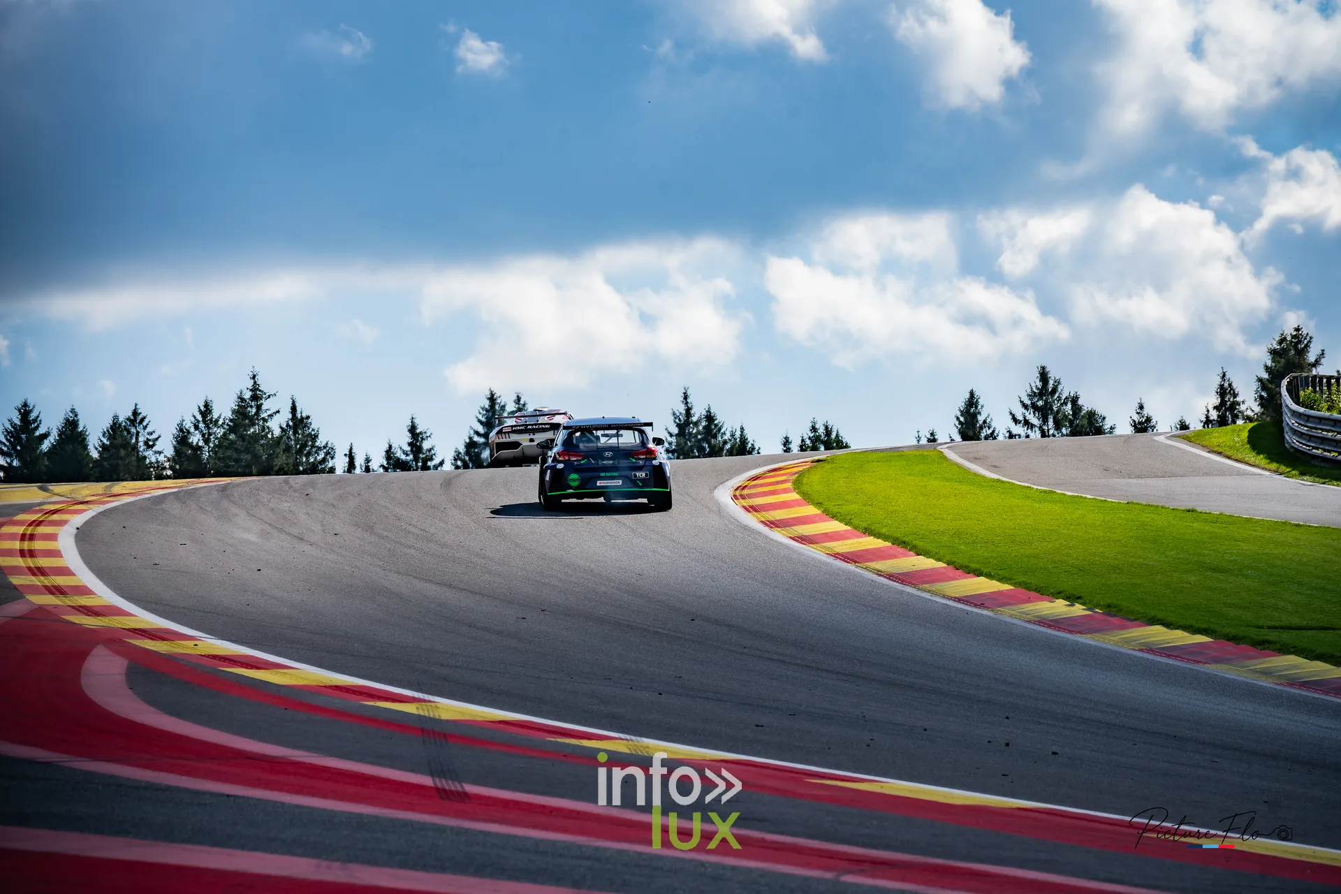 Team 84 au BGDC SuperSpa 2026 à Spa-Francorchamps : une voiture dans la montée du Raidillon