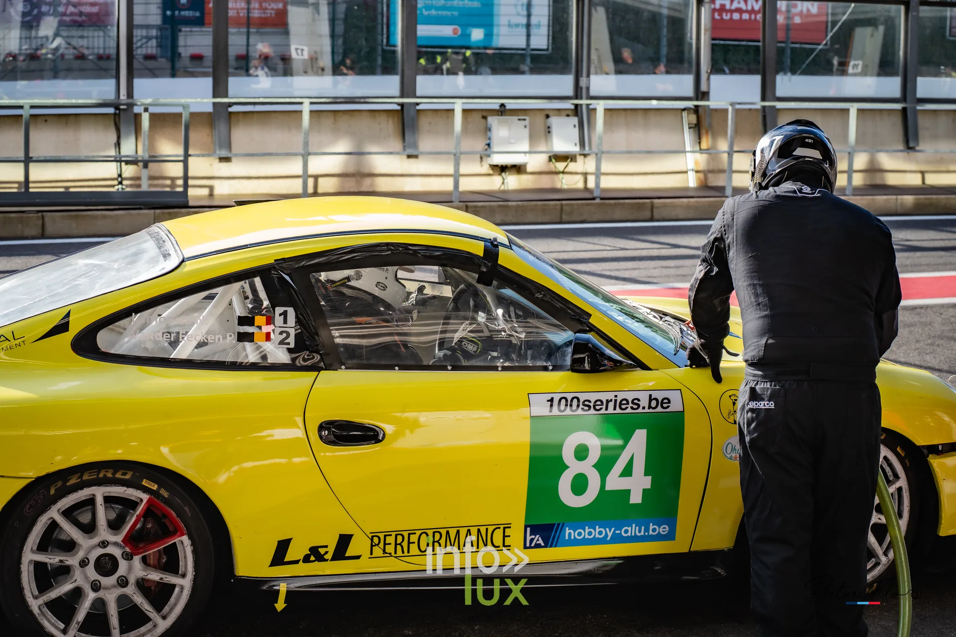 Team 84 au BGDC SuperSpa 2026 à Spa-Francorchamps : un pilote casqué à la portière de la #84