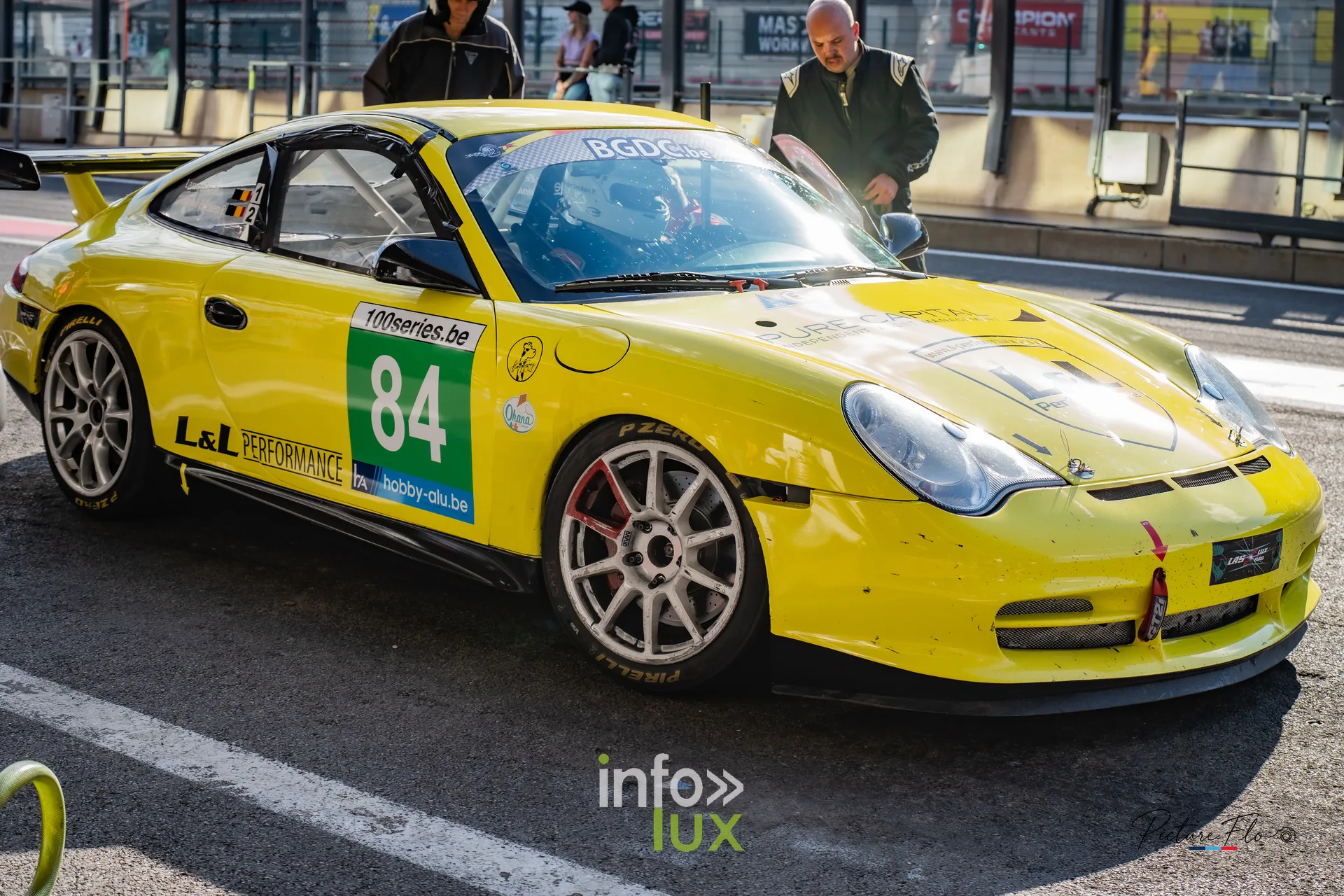 Team 84 au BGDC SuperSpa 2026 à Spa-Francorchamps : la #84 dans la voie des stands, pilote à bord