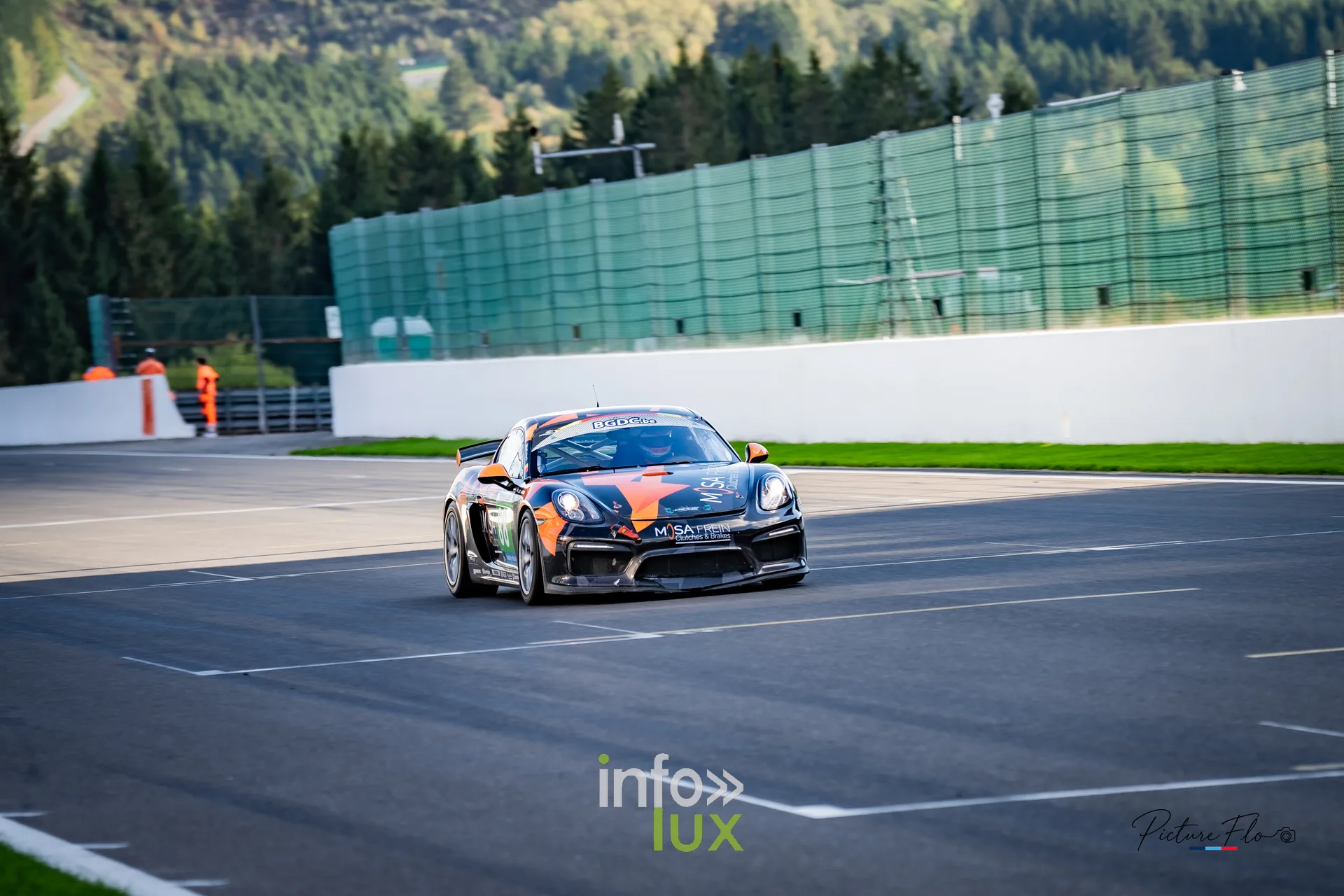 Team 84 au BGDC SuperSpa 2026 à Spa-Francorchamps : une Porsche Cayman orange et noire en piste