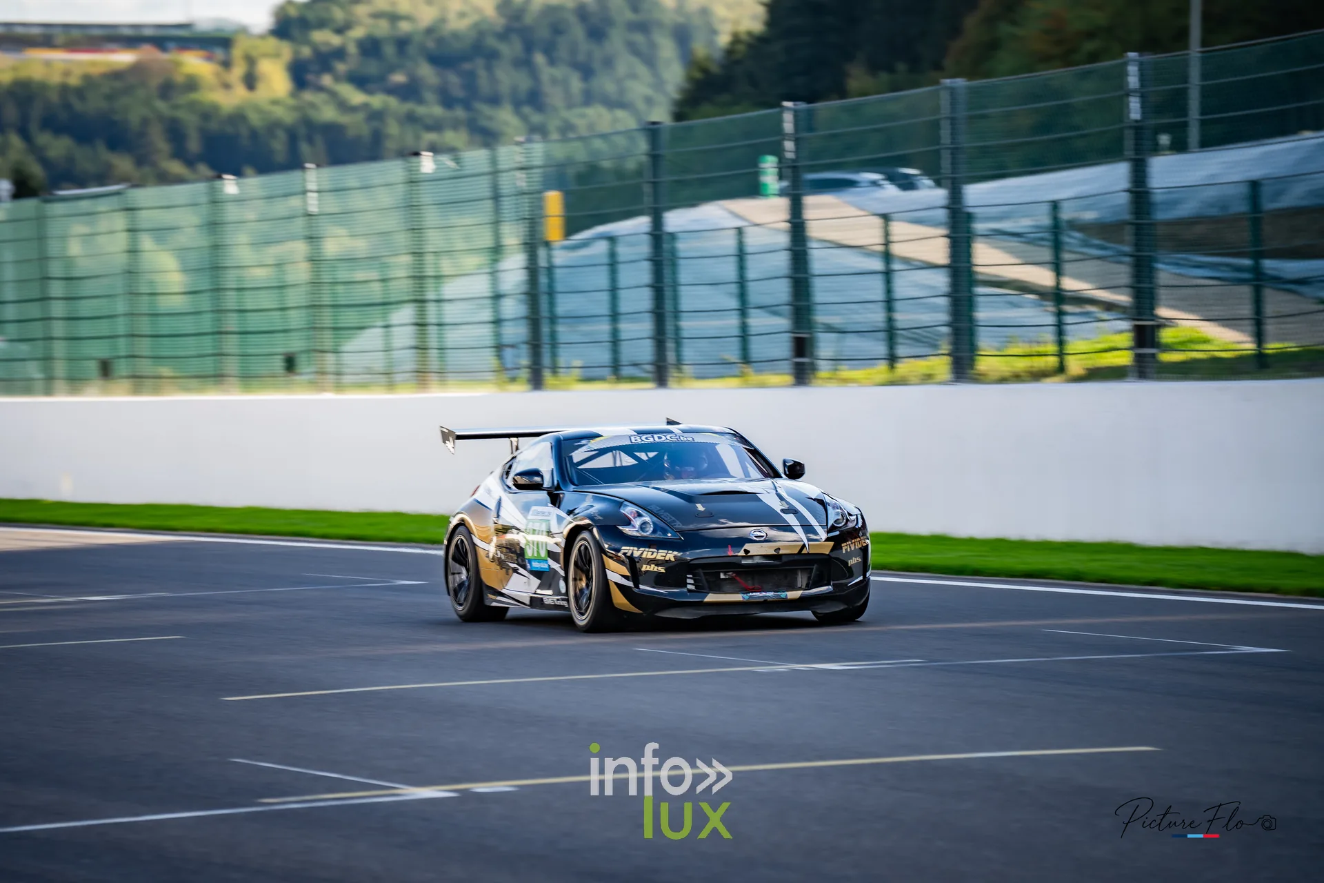 Team 84 au BGDC SuperSpa 2026 à Spa-Francorchamps : une Porsche Cayman noire en piste