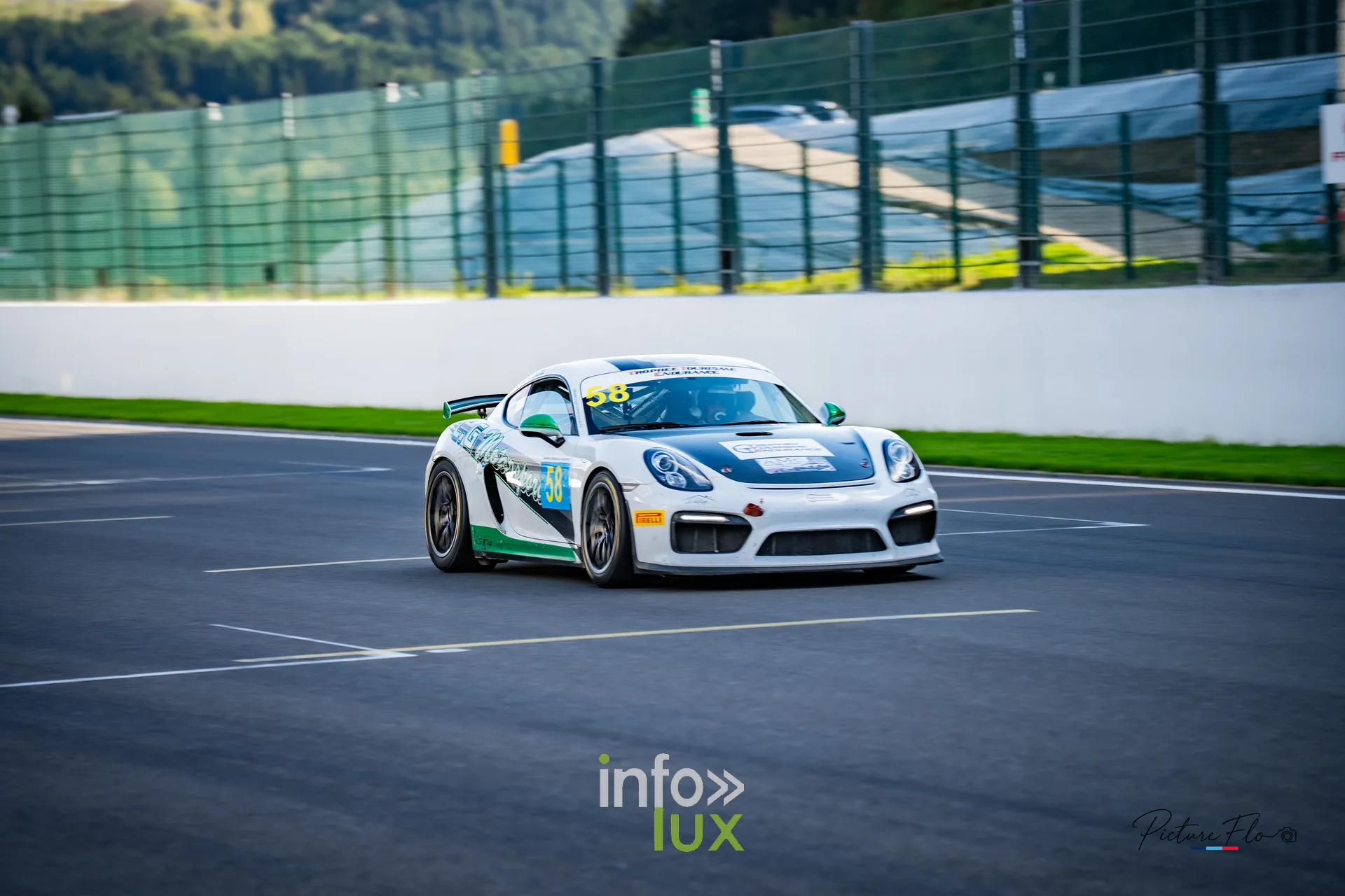 Team 84 au BGDC SuperSpa 2026 à Spa-Francorchamps : une Porsche Cayman blanche en piste