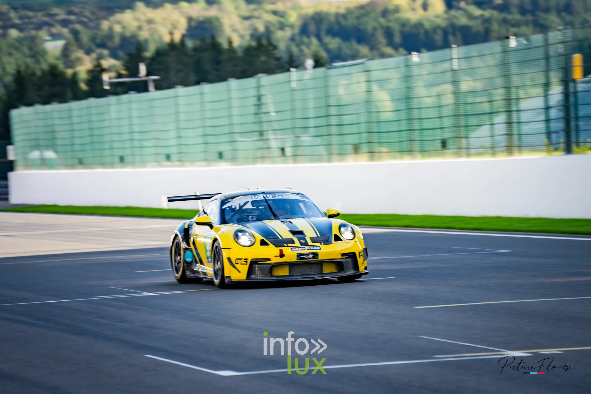 Team 84 au BGDC SuperSpa 2026 à Spa-Francorchamps : une Porsche jaune et noire en piste