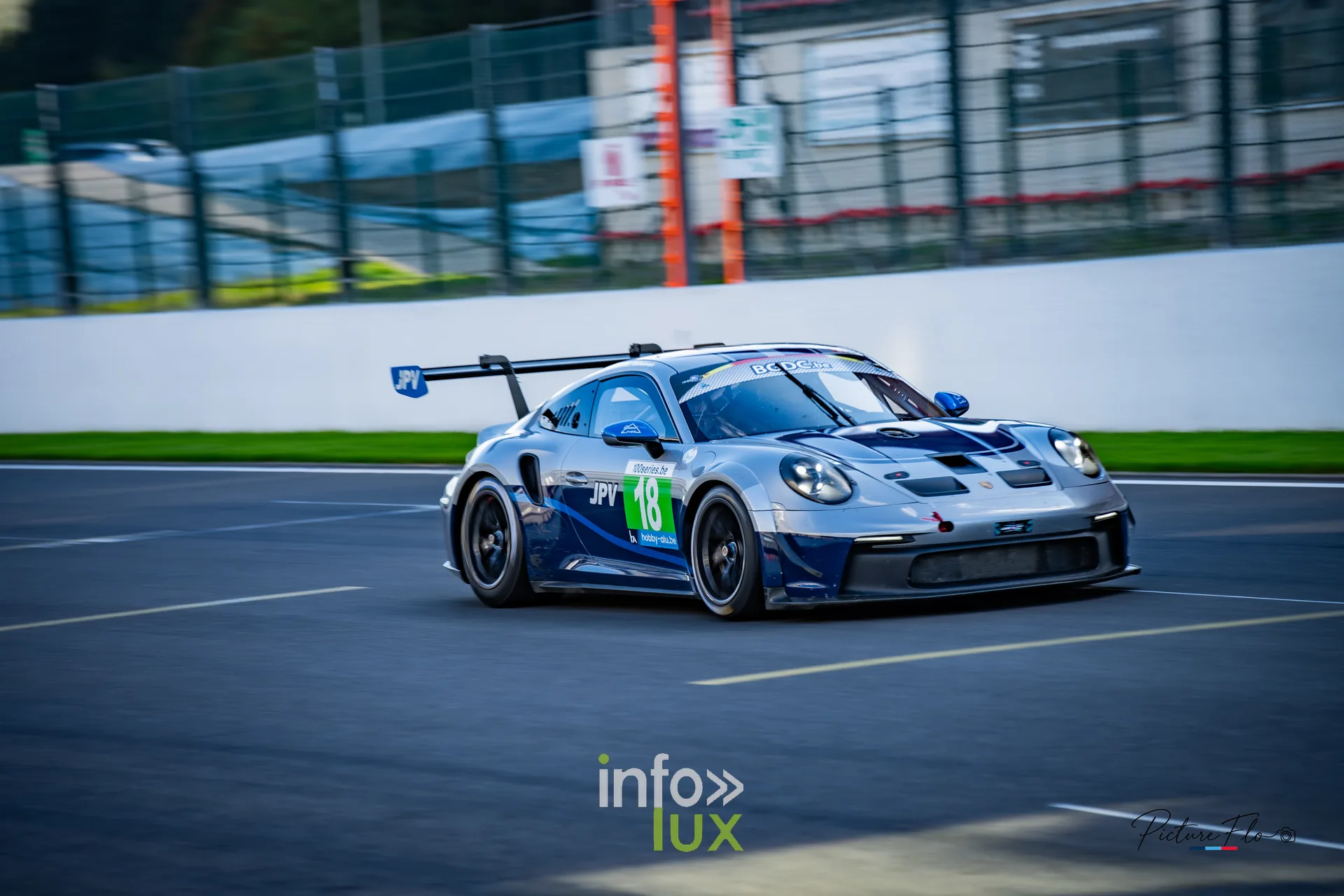 Team 84 au BGDC SuperSpa 2026 à Spa-Francorchamps : une Porsche grise et bleue en piste