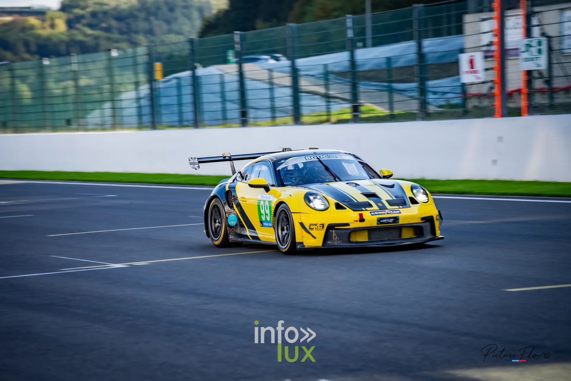 Team 84 au BGDC SuperSpa 2026 à Spa-Francorchamps : une Porsche jaune et noire en piste