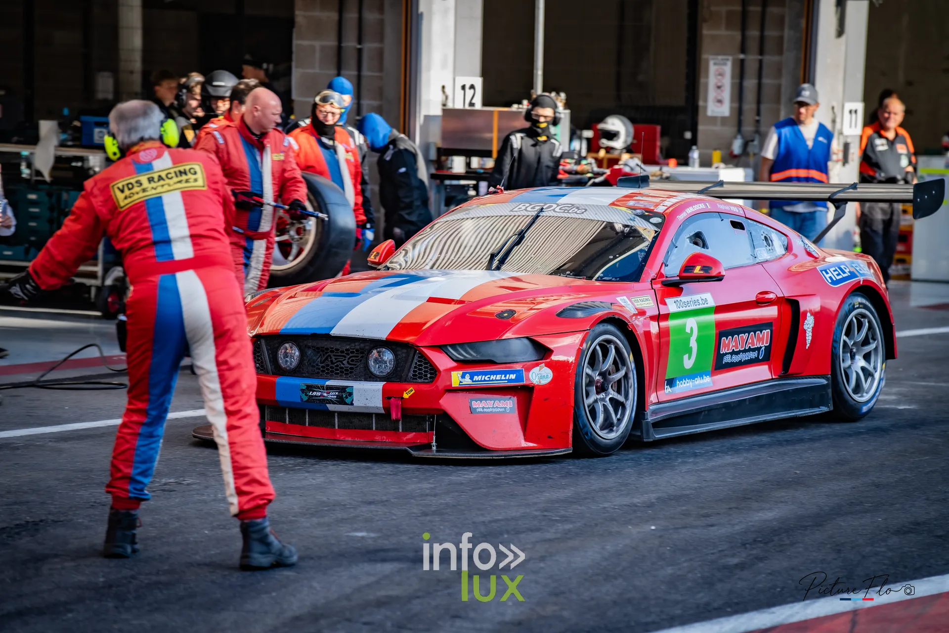 Team 84 au BGDC SuperSpa 2026 à Spa-Francorchamps : l’équipe de la Mustang #3 au travail