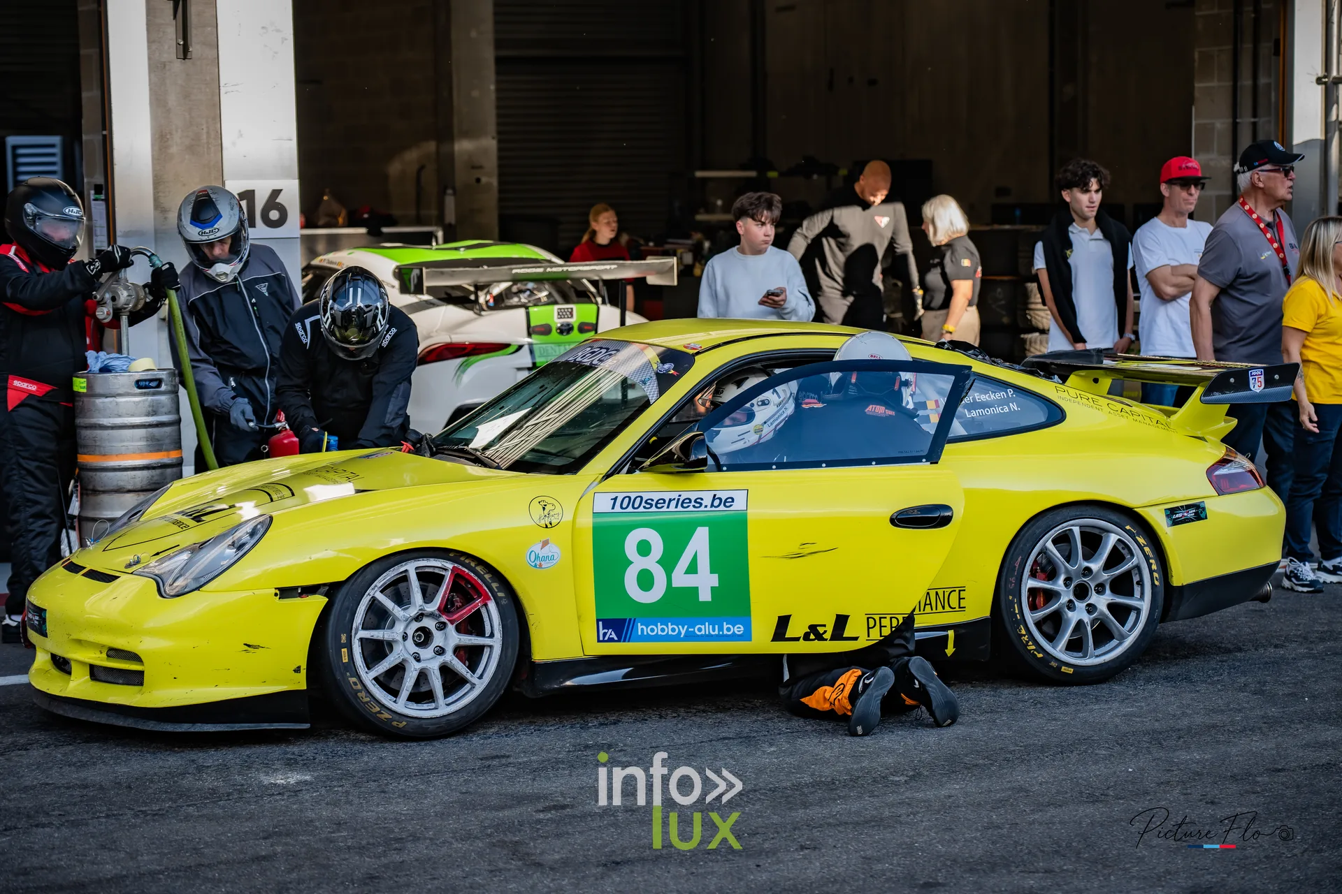 Team 84 au BGDC SuperSpa 2026 à Spa-Francorchamps : l’équipe autour de la #84 pendant l’arrêt