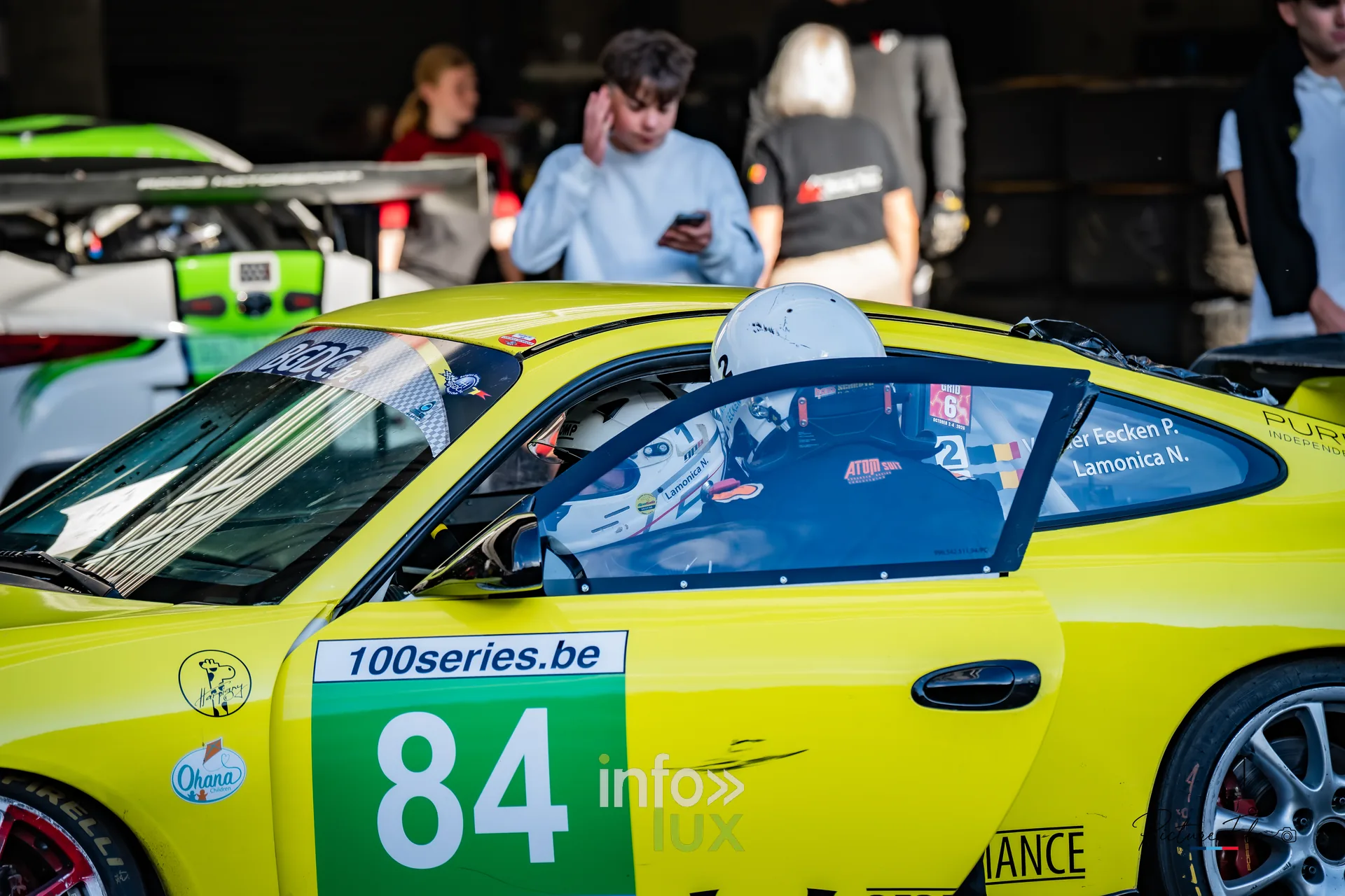 Team 84 au BGDC SuperSpa 2026 à Spa-Francorchamps : le numéro 84 et les noms des pilotes sur la portière