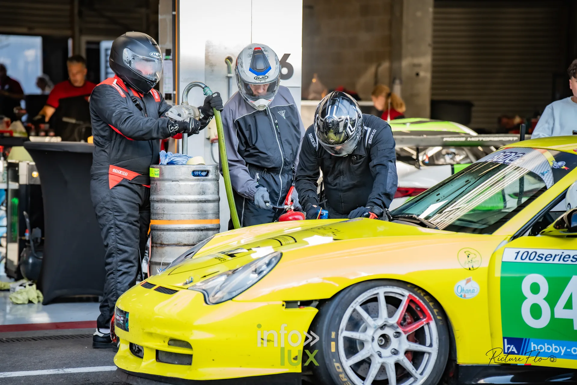Team 84 au BGDC SuperSpa 2026 à Spa-Francorchamps : les mécaniciens casqués ravitaillent la #84
