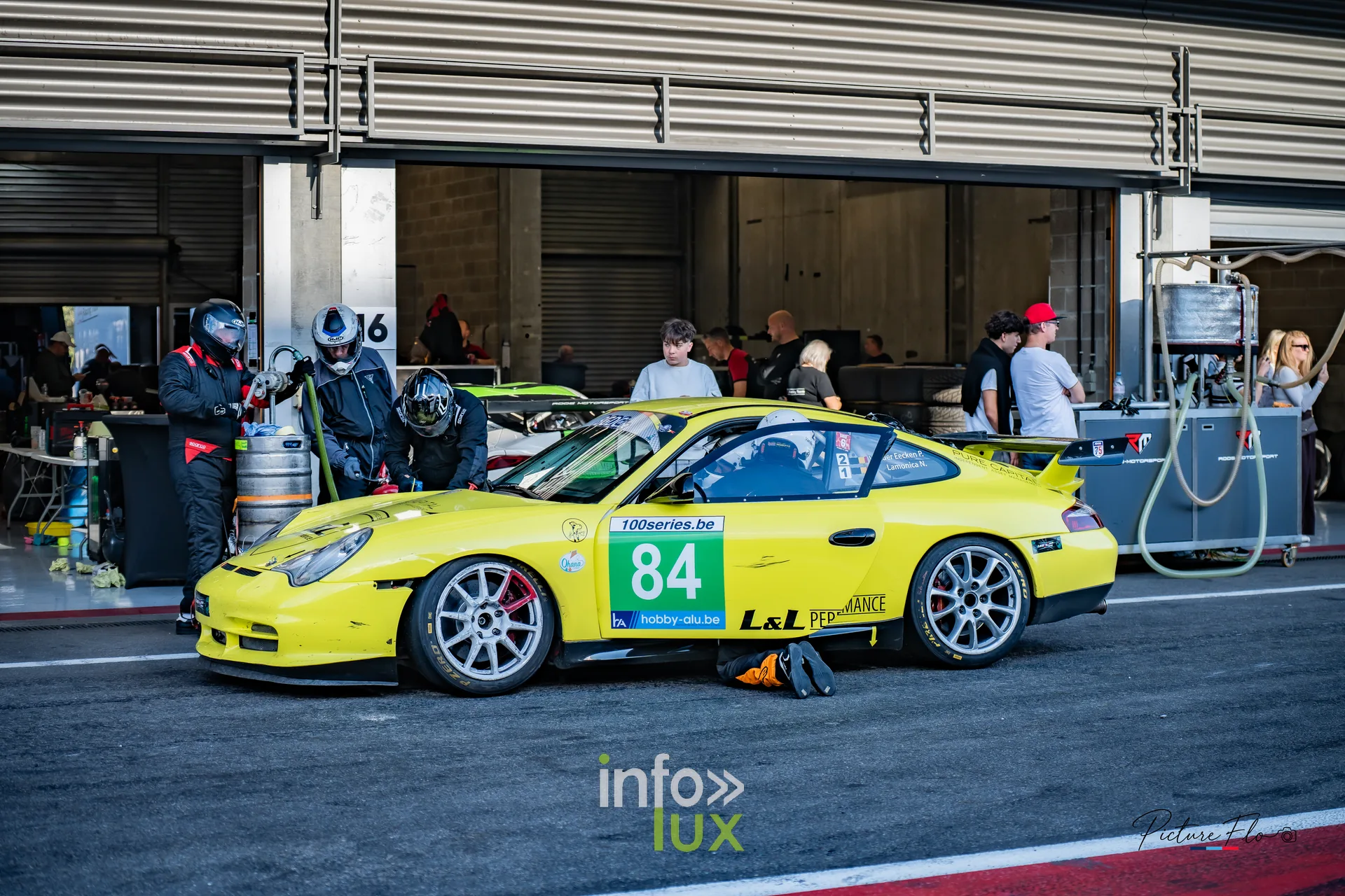 Team 84 au BGDC SuperSpa 2026 à Spa-Francorchamps : la #84 pendant l’arrêt au stand