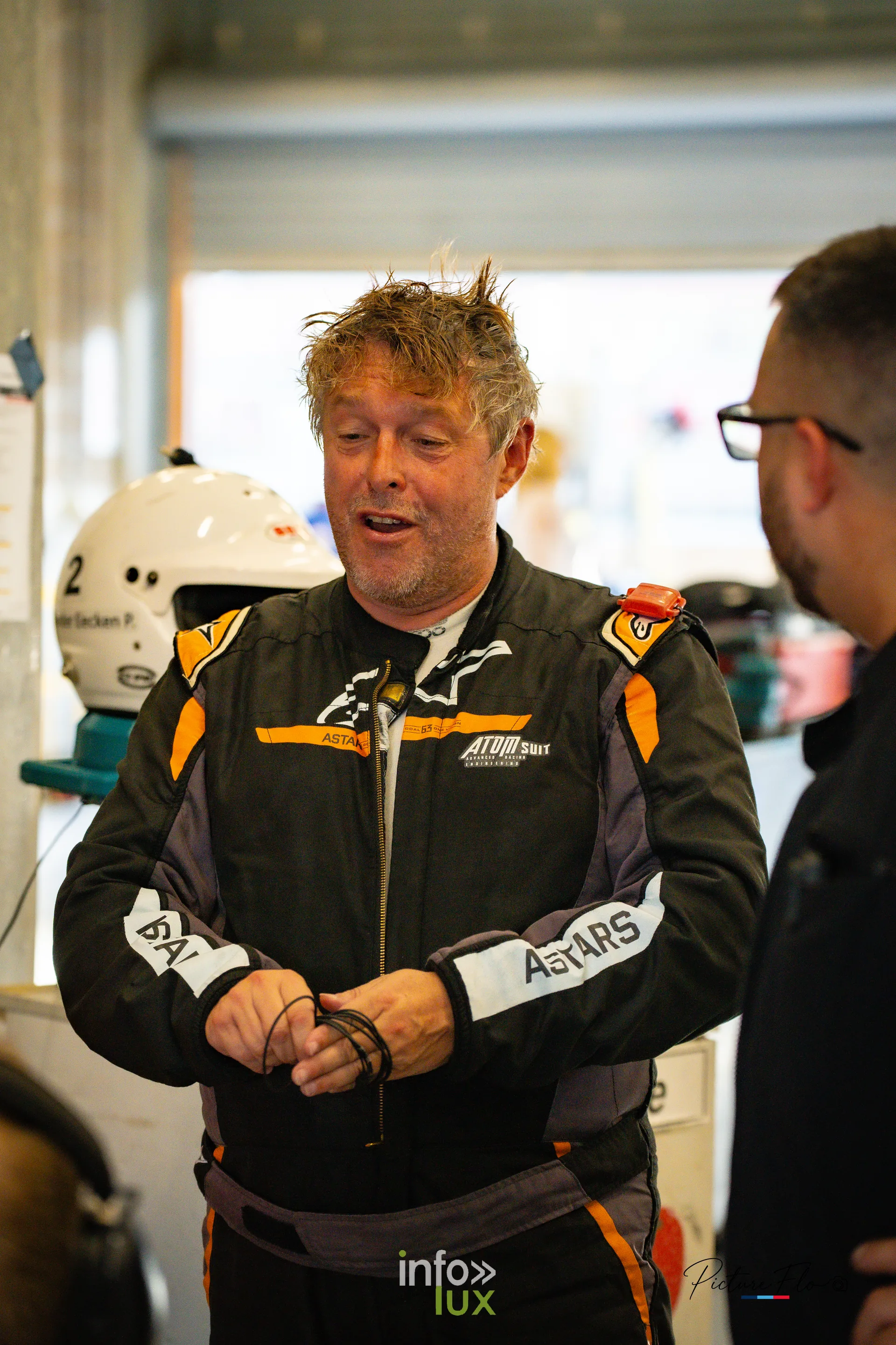 Team 84 au BGDC SuperSpa 2026 à Spa-Francorchamps : l’un des pilotes de la #84 en discussion