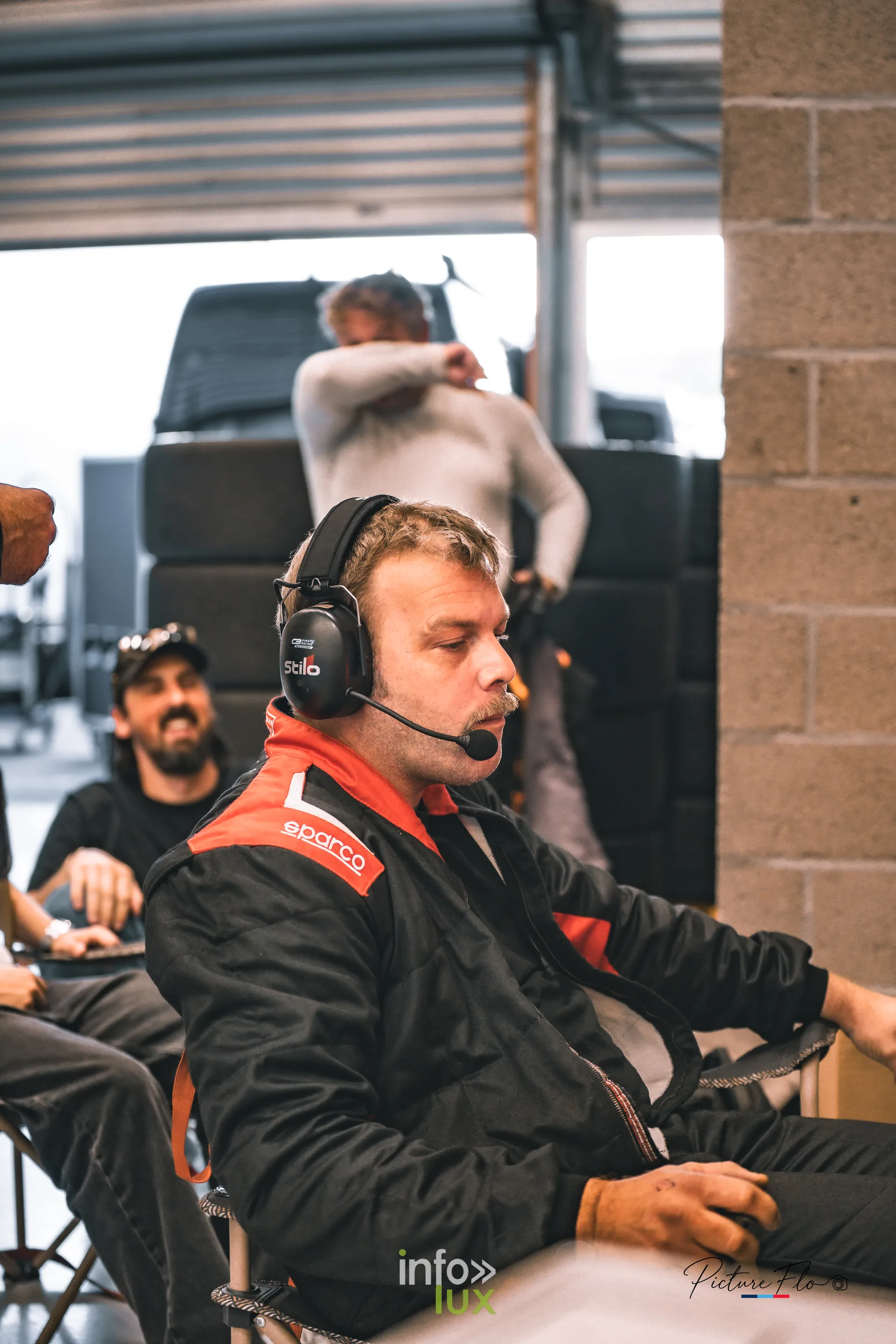 Team 84 au BGDC SuperSpa 2026 à Spa-Francorchamps : un membre de l’équipe, casque radio sur les oreilles