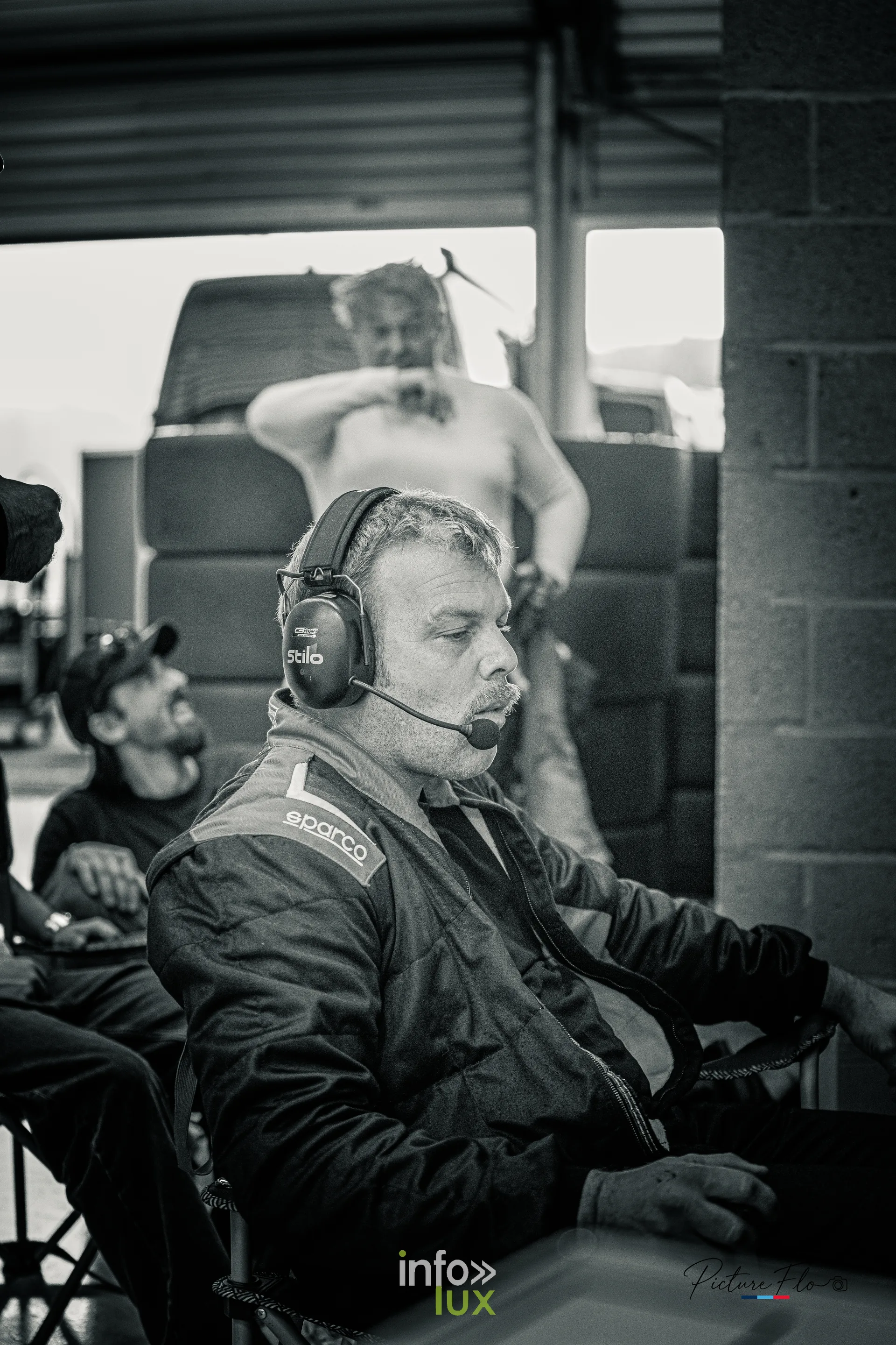 Team 84 au BGDC SuperSpa 2026 à Spa-Francorchamps : un membre de l’équipe au muret, casque radio
