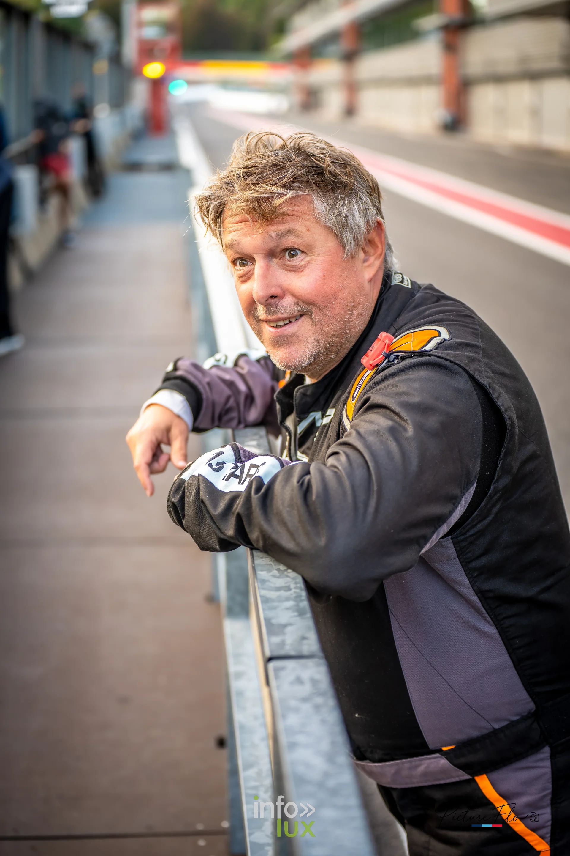 Team 84 au BGDC SuperSpa 2026 à Spa-Francorchamps : l’un des pilotes de la #84 accoudé au muret