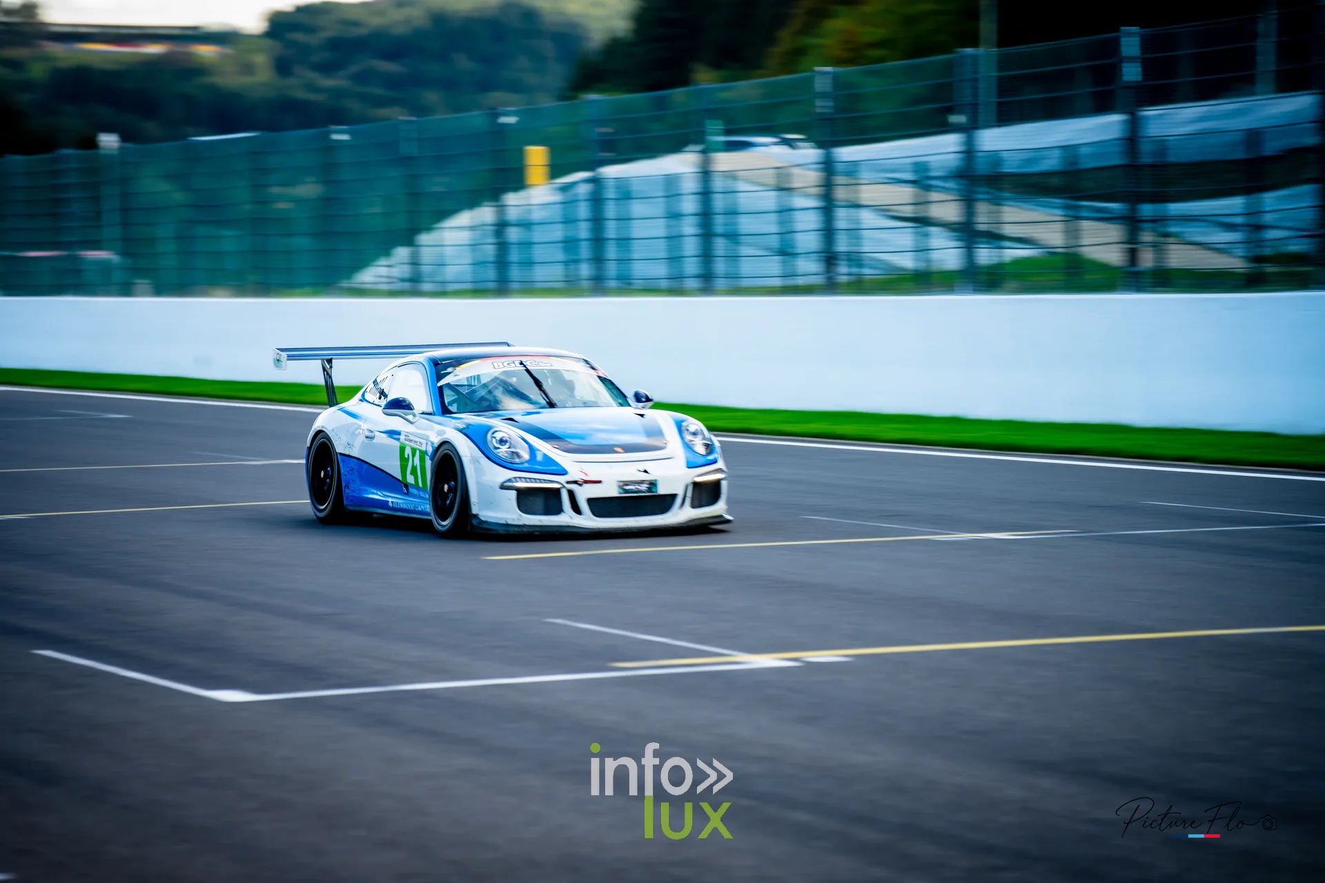 Team 84 au BGDC SuperSpa 2026 à Spa-Francorchamps : une Porsche blanche et bleue en piste