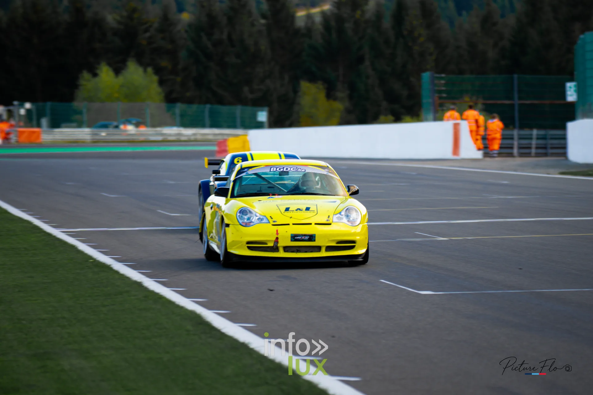Team 84 au BGDC SuperSpa 2026 à Spa-Francorchamps : la #84 en piste, suivie d’une concurrente