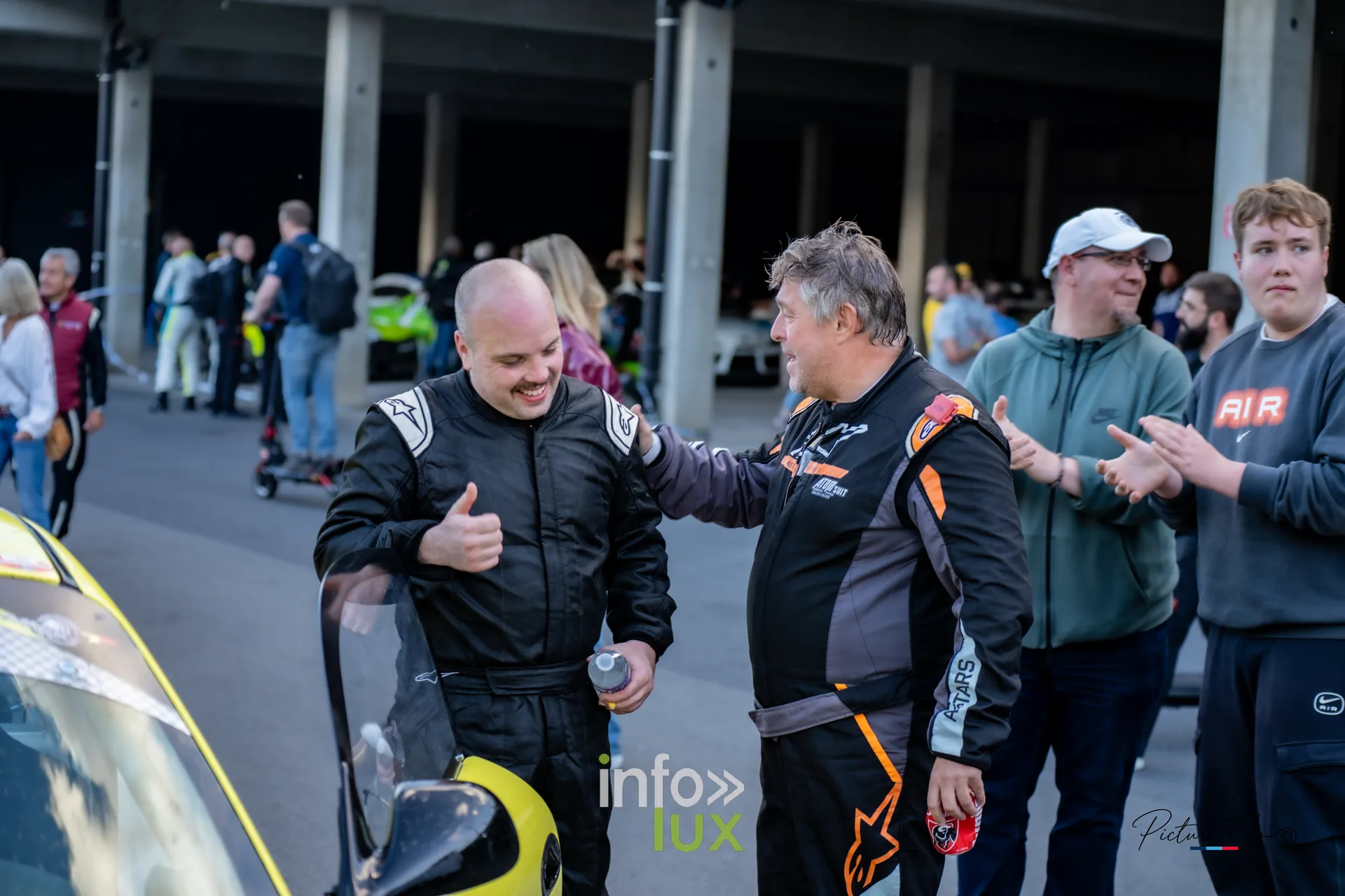 Team 84 au BGDC SuperSpa 2026 à Spa-Francorchamps : joie autour de la #84 après l’arrivée
