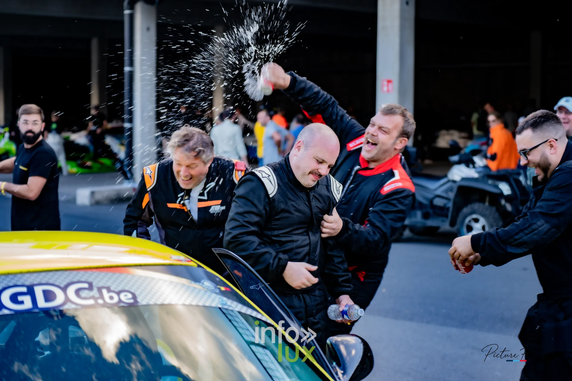Team 84 au BGDC SuperSpa 2026 à Spa-Francorchamps : les pilotes arrosés après l’arrivée