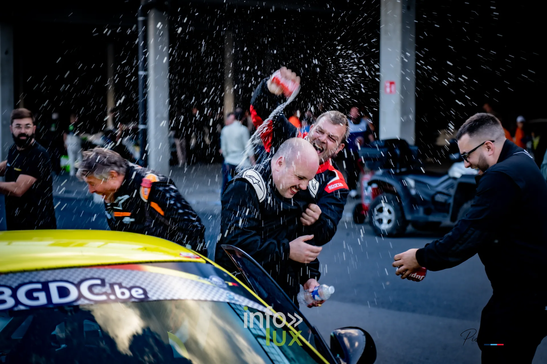 Team 84 au BGDC SuperSpa 2026 à Spa-Francorchamps : les pilotes arrosés au parc fermé