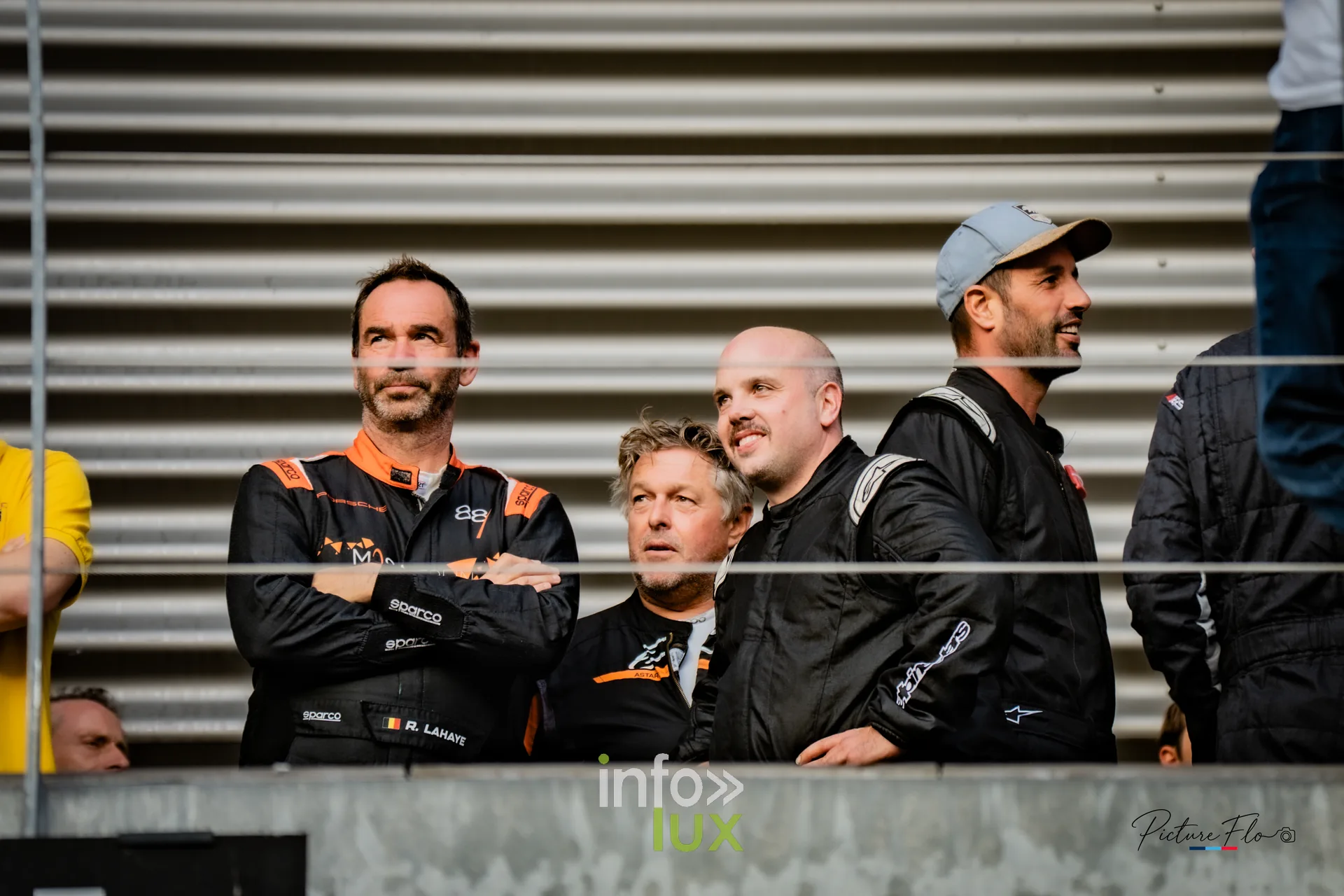 Team 84 au BGDC SuperSpa 2026 à Spa-Francorchamps : des pilotes attendent la cérémonie du podium