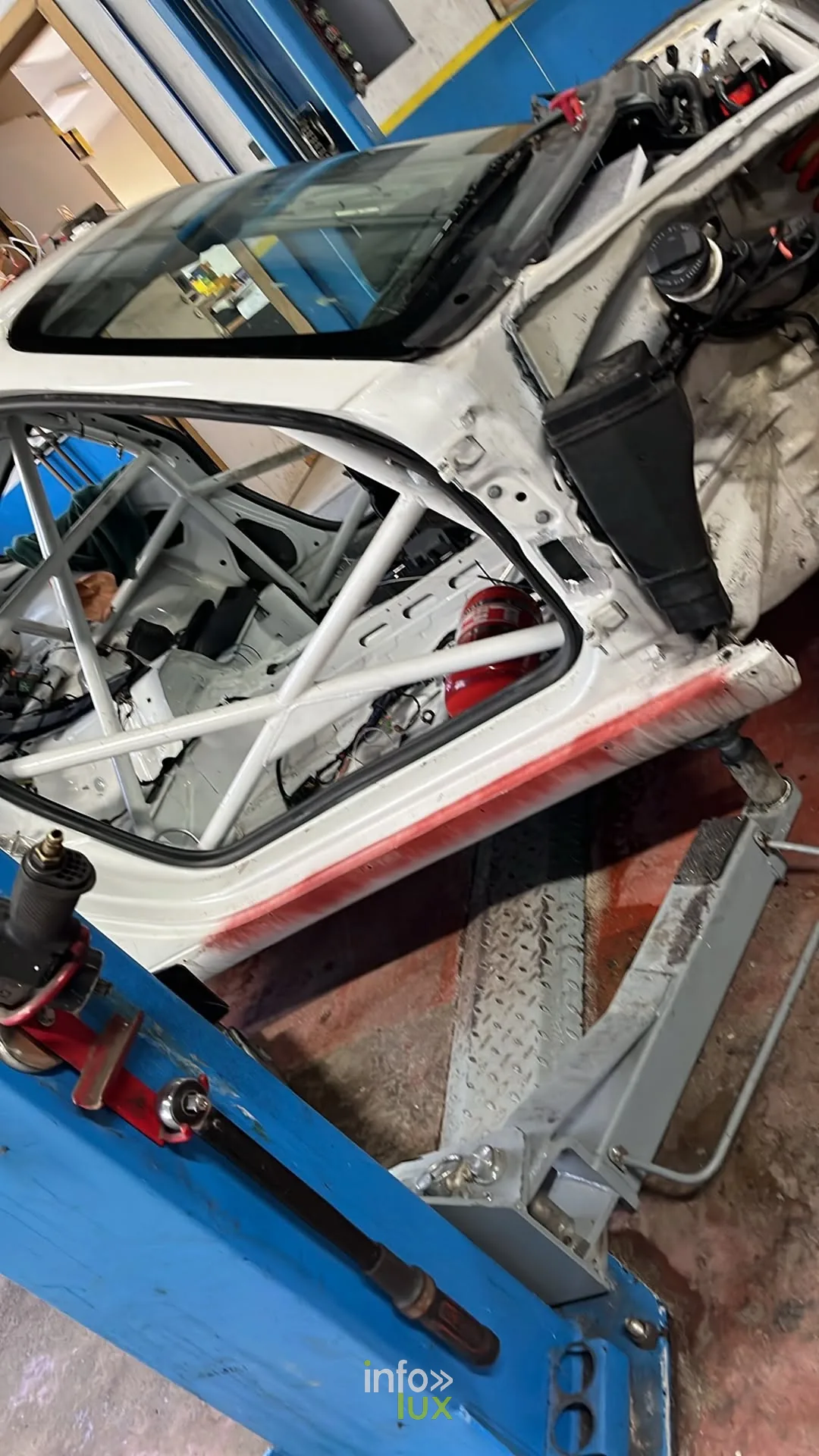 Team 84, reconstruction de la Porsche 996 GT3 Cup à l’atelier L&L Performance d’Halanzy : la caisse sur le pont de l’atelier, arceau de sécurité en place