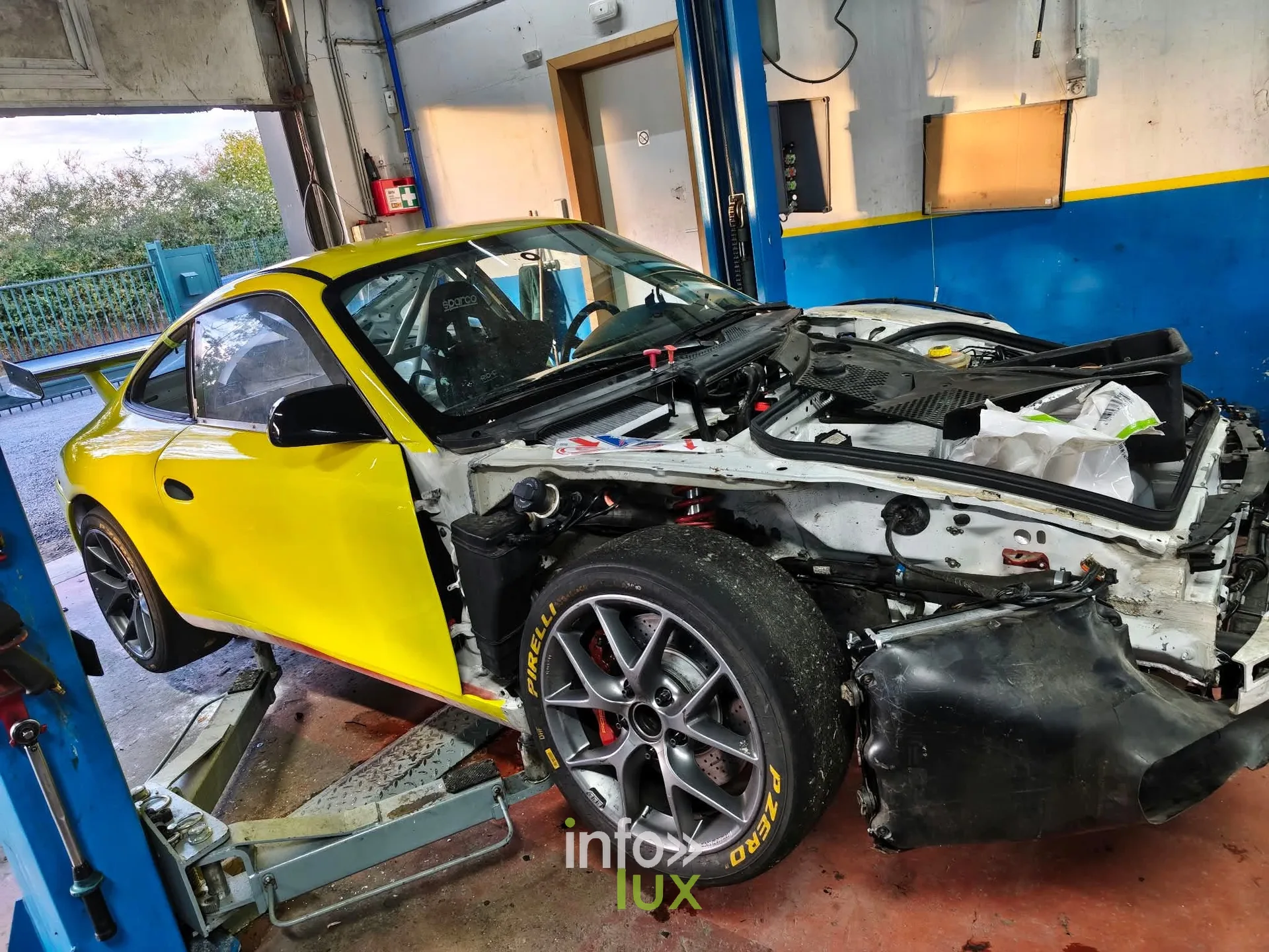 Team 84, reconstruction de la Porsche 996 GT3 Cup à l’atelier L&L Performance d’Halanzy : une Porsche accidentée en cours de démontage à l’atelier