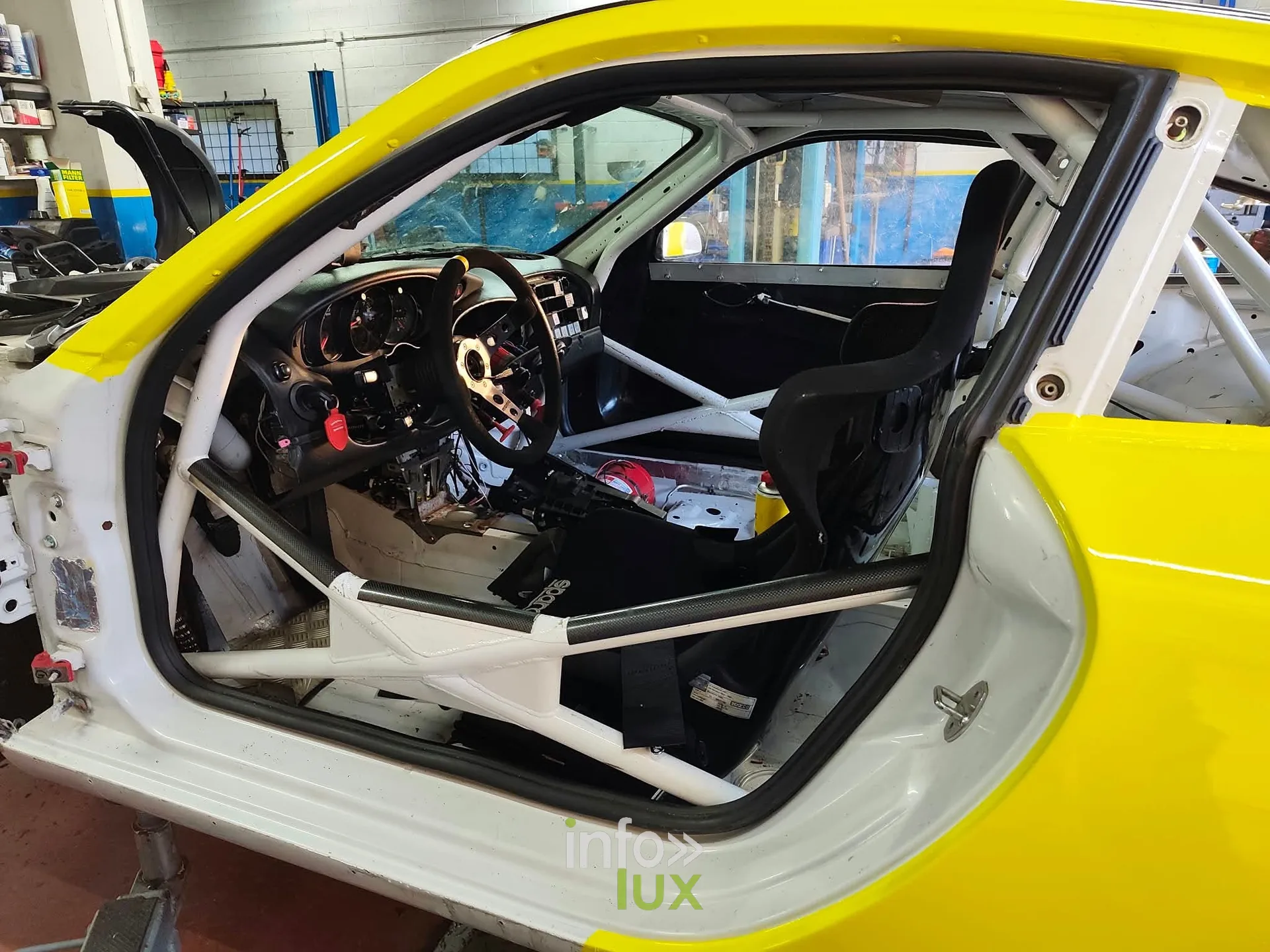 Team 84, reconstruction de la Porsche 996 GT3 Cup à l’atelier L&L Performance d’Halanzy : l’habitacle en cours de remontage, siège baquet et arceau