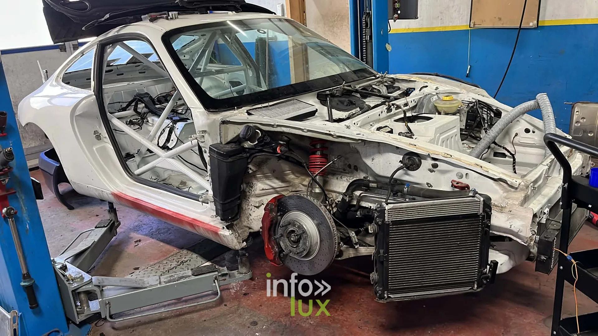 Team 84, reconstruction de la Porsche 996 GT3 Cup à l’atelier L&L Performance d’Halanzy : la caisse sur le pont : train avant, freins et radiateur remontés