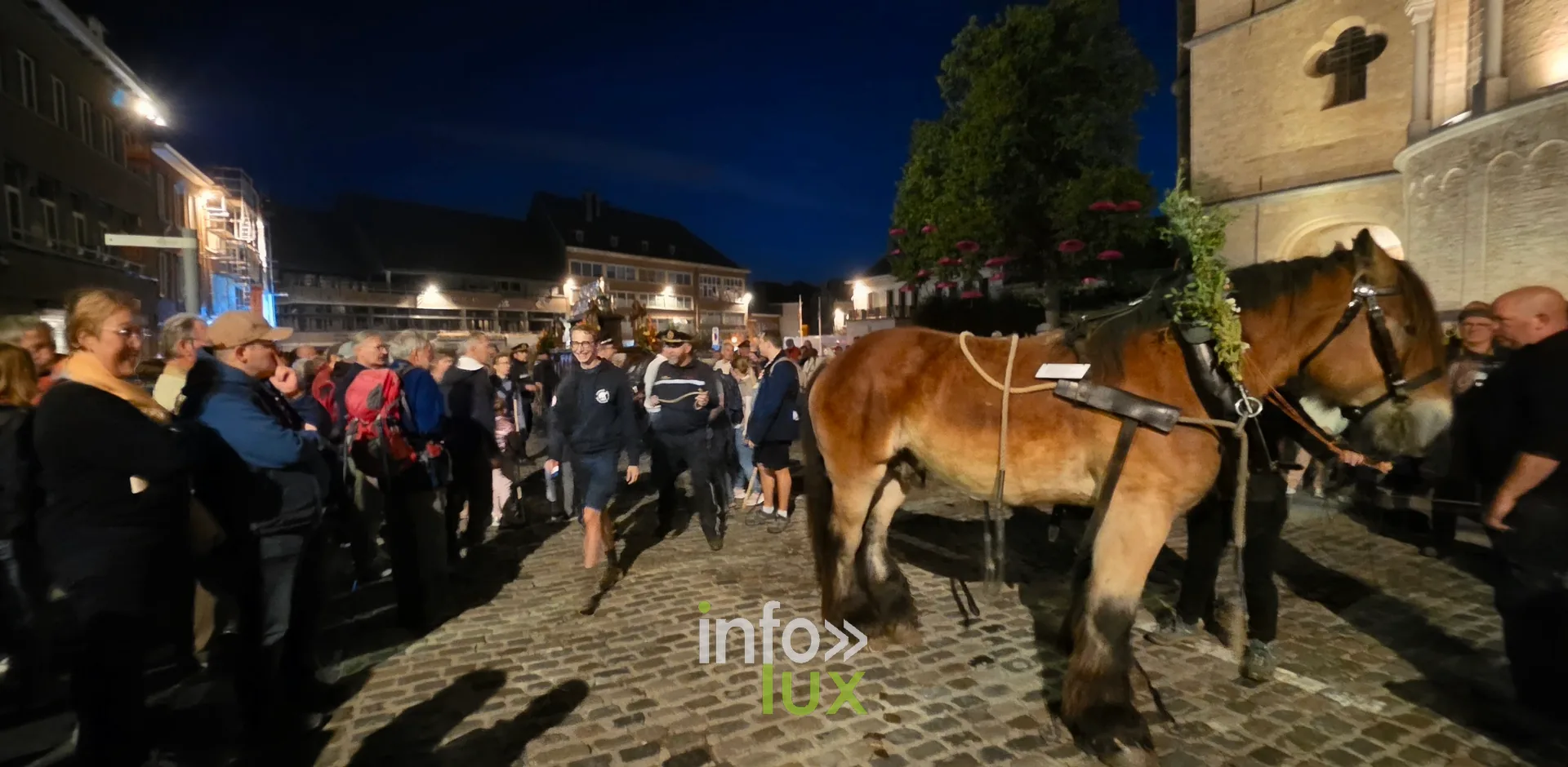 750e Tour Sainte-Gertrude, Nivelles, 4 octobre 2026 : Le char de la châsse avant le départ, à l’aube