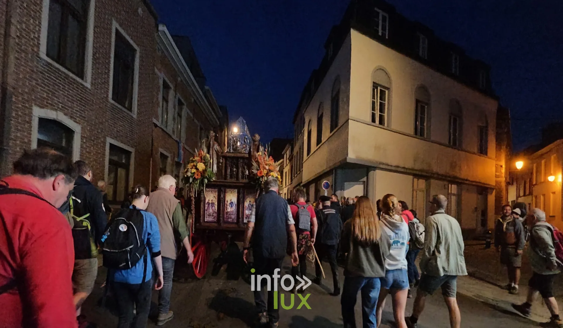 750e Tour Sainte-Gertrude, Nivelles, 4 octobre 2026 : Le char de la châsse avant le départ, à l’aube