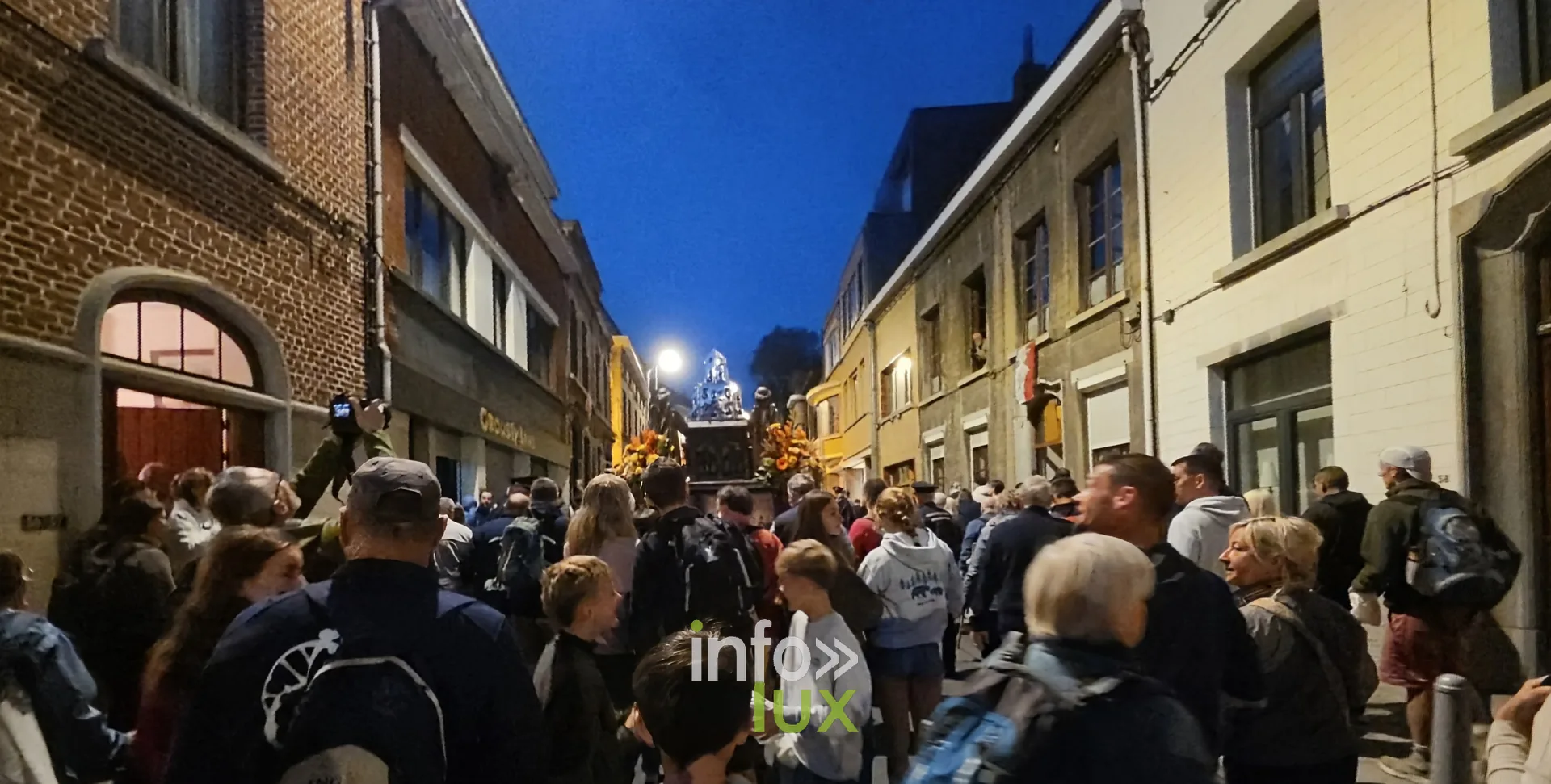 750e Tour Sainte-Gertrude, Nivelles, 4 octobre 2026 : Le char de la châsse avant le départ, à l’aube
