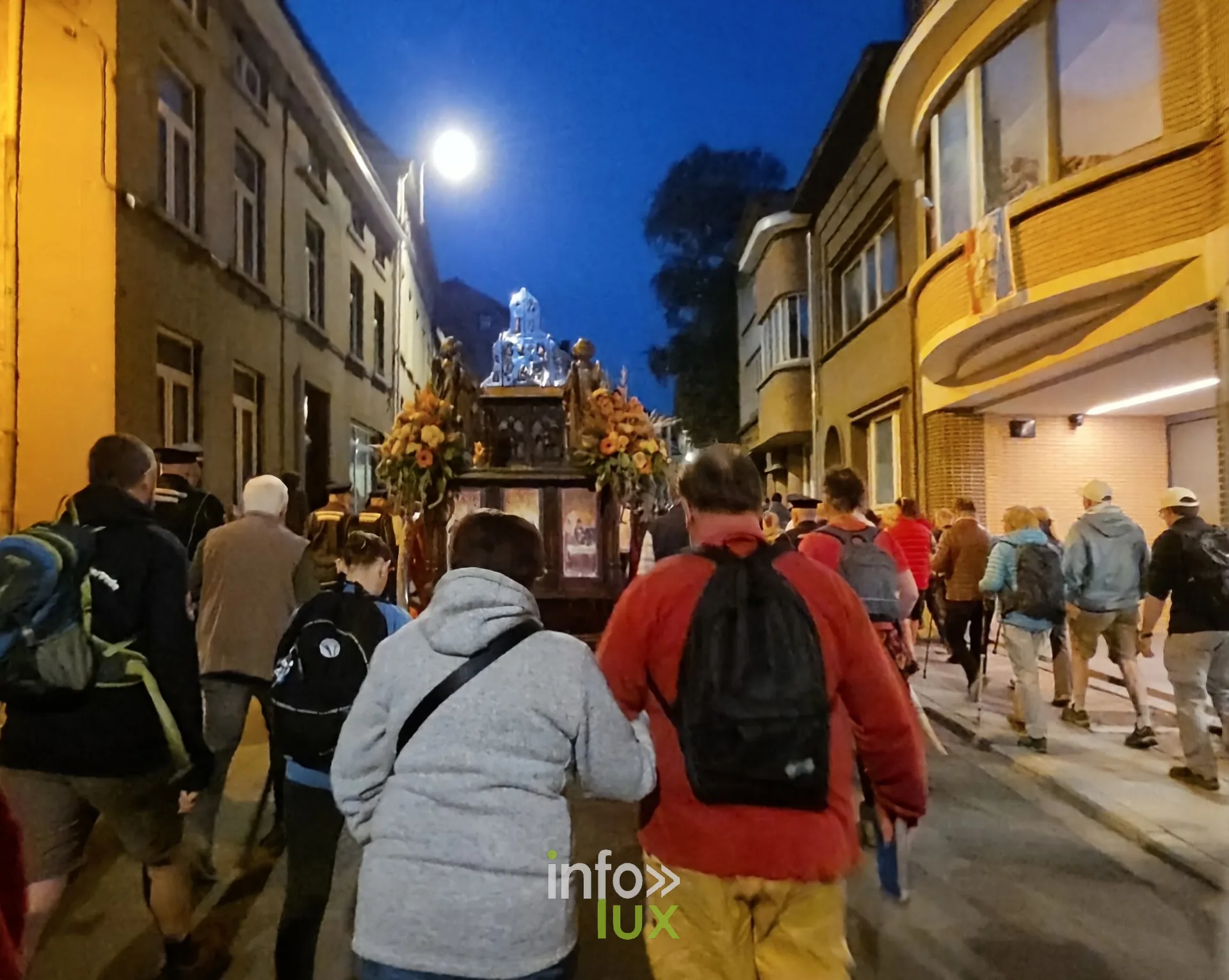 750e Tour Sainte-Gertrude, Nivelles, 4 octobre 2026 : Le char de la châsse avant le départ, à l’aube