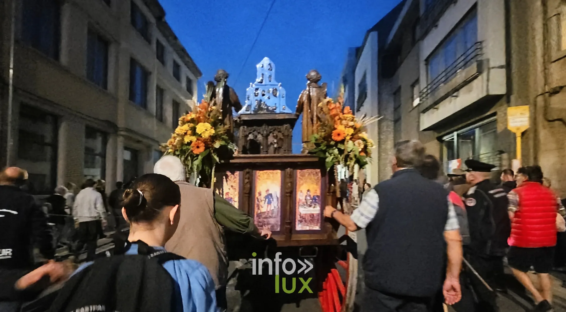 750e Tour Sainte-Gertrude, Nivelles, 4 octobre 2026 : Le char de la châsse avant le départ, à l’aube