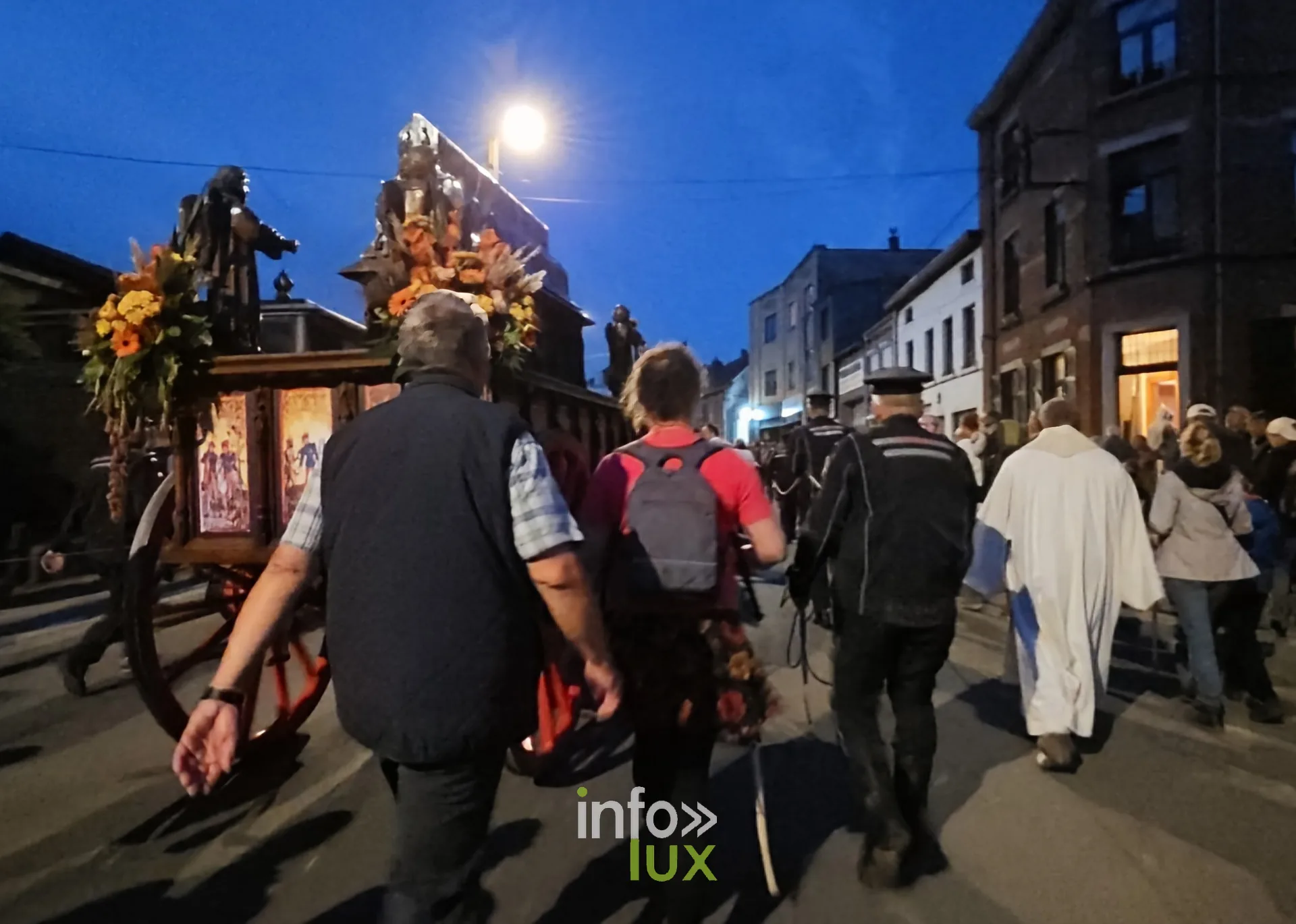 750e Tour Sainte-Gertrude, Nivelles, 4 octobre 2026 : Le char de la châsse avant le départ, à l’aube