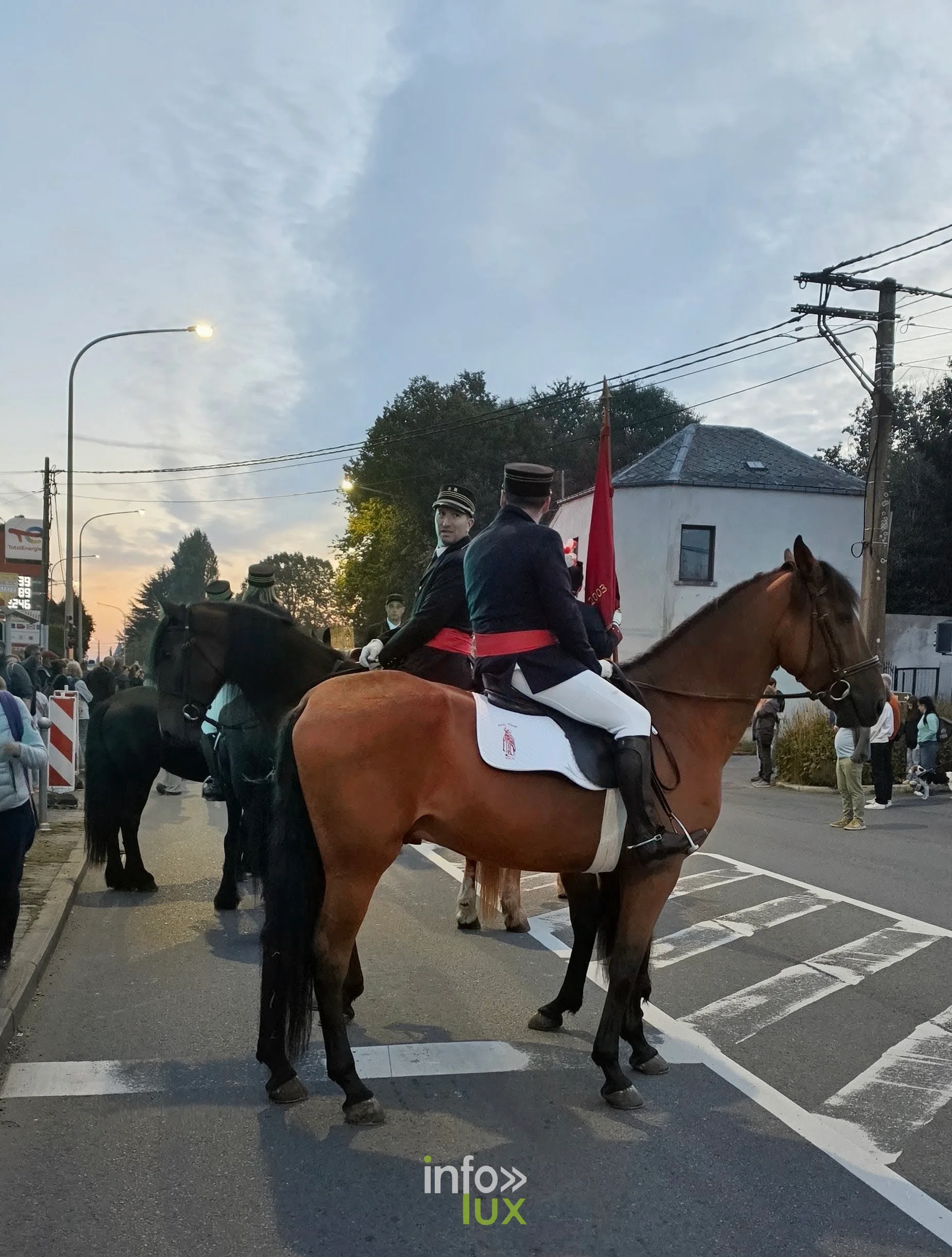 750e Tour Sainte-Gertrude, Nivelles, 4 octobre 2026 : Le char de la châsse et les marcheurs sur le parcours