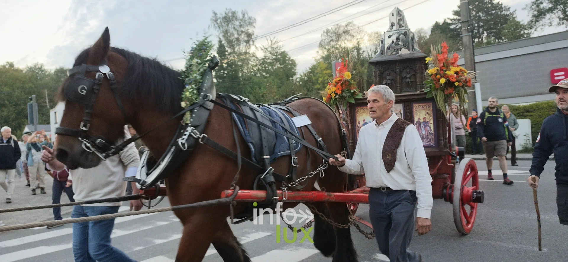 750e Tour Sainte-Gertrude, Nivelles, 4 octobre 2026 : Le char de la châsse et les marcheurs sur le parcours