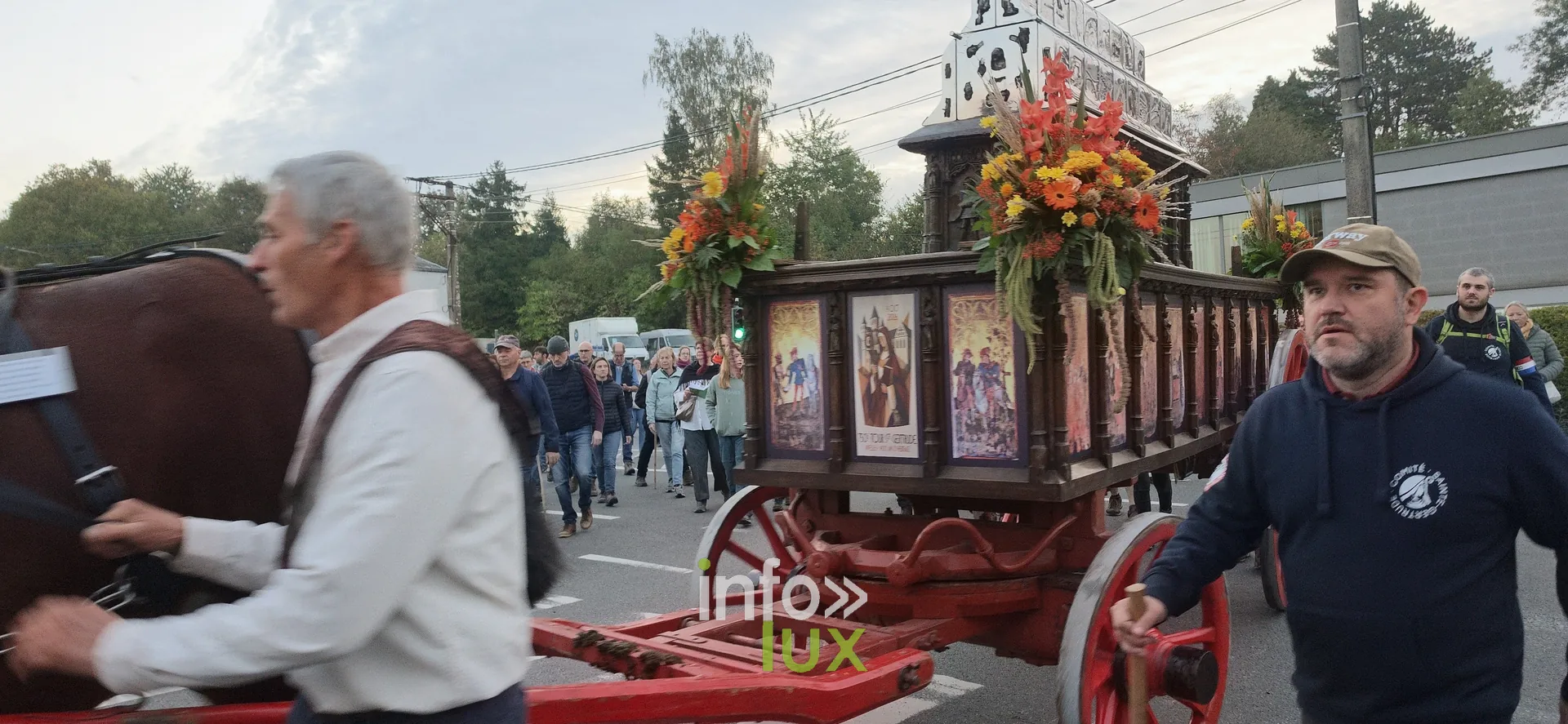 750e Tour Sainte-Gertrude, Nivelles, 4 octobre 2026 : Le char de la châsse et les marcheurs sur le parcours