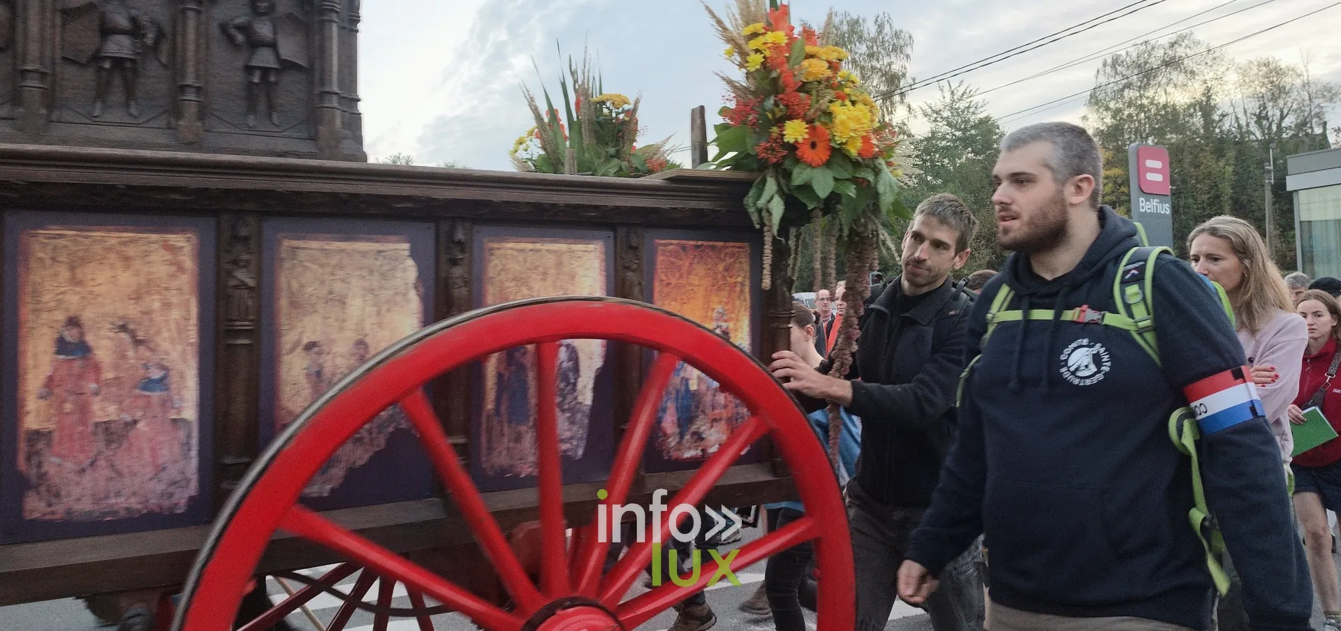 750e Tour Sainte-Gertrude, Nivelles, 4 octobre 2026 : Le char de la châsse et les marcheurs sur le parcours