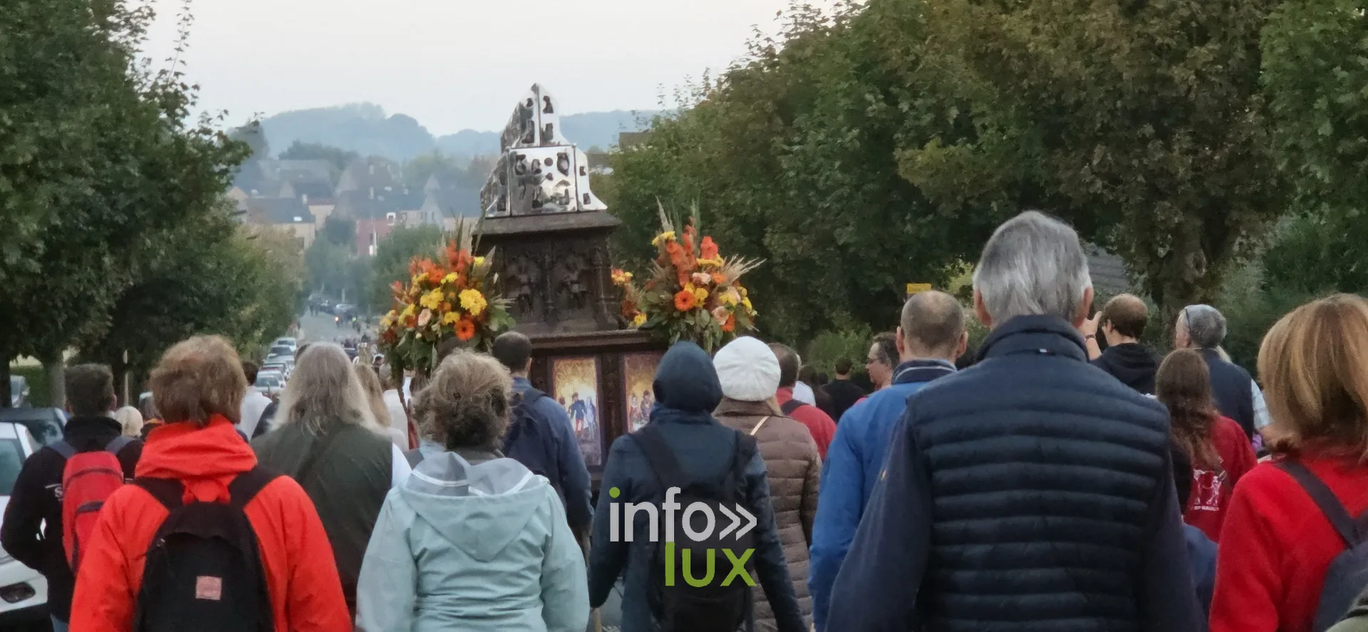 750e Tour Sainte-Gertrude, Nivelles, 4 octobre 2026 : Le char de la châsse et les marcheurs sur le parcours