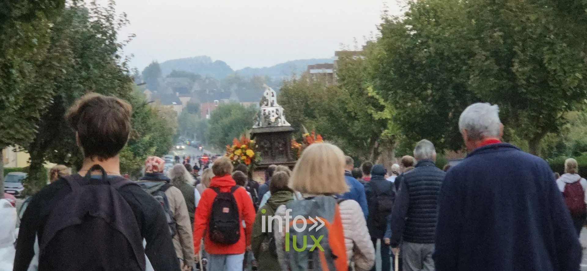 750e Tour Sainte-Gertrude, Nivelles, 4 octobre 2026 : Le char de la châsse et les marcheurs sur le parcours