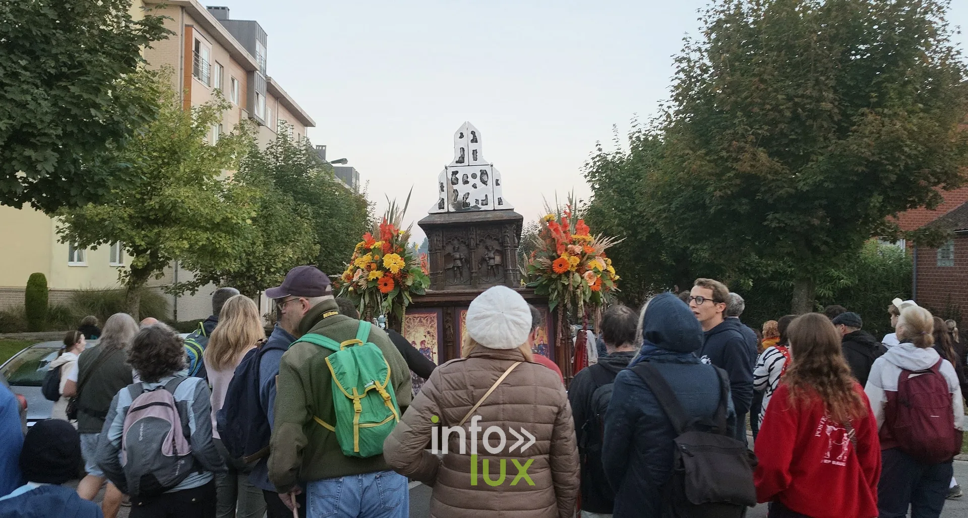 750e Tour Sainte-Gertrude, Nivelles, 4 octobre 2026 : Le char de la châsse et les marcheurs sur le parcours