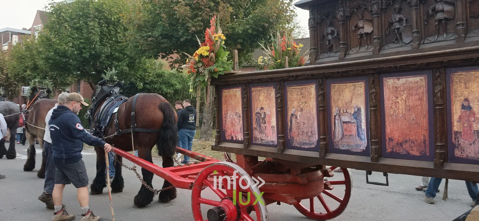 750e Tour Sainte-Gertrude, Nivelles, 4 octobre 2026 : Le char de la châsse et les marcheurs sur le parcours