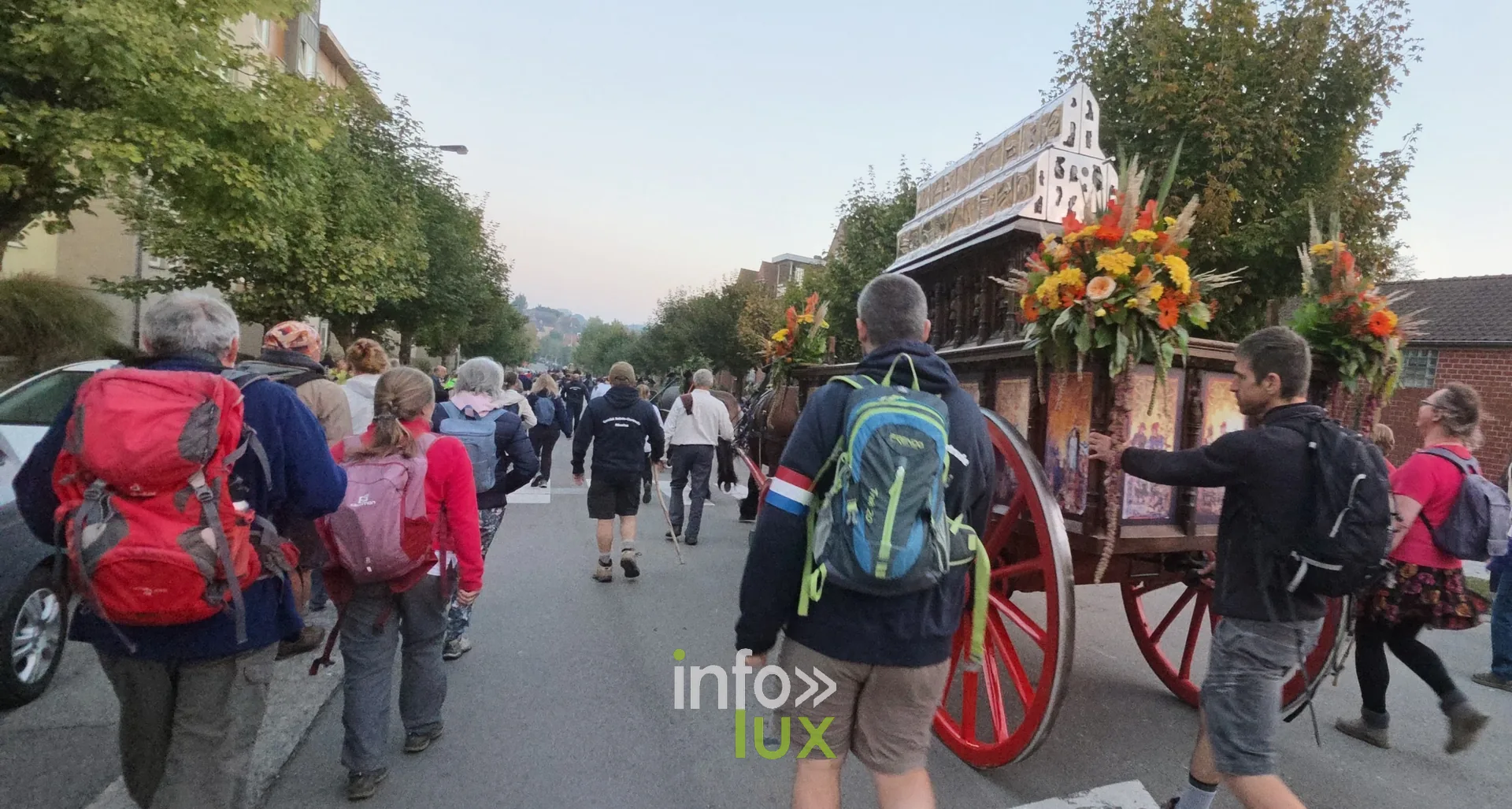 750e Tour Sainte-Gertrude, Nivelles, 4 octobre 2026 : Le char de la châsse et les marcheurs sur le parcours