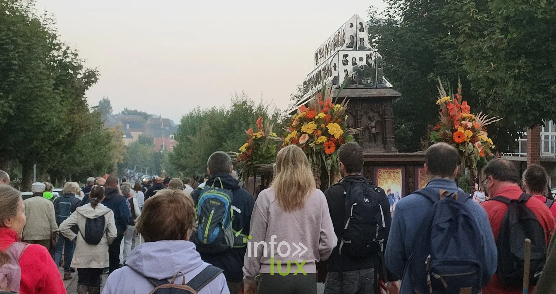 750e Tour Sainte-Gertrude, Nivelles, 4 octobre 2026 : Le char de la châsse et les marcheurs sur le parcours