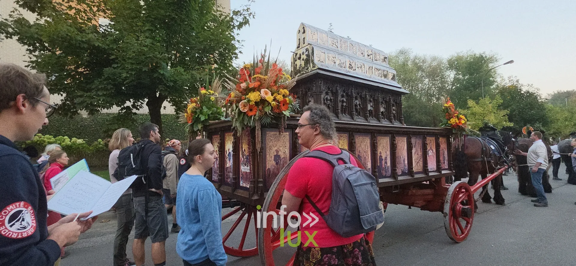 750e Tour Sainte-Gertrude, Nivelles, 4 octobre 2026 : Le char de la châsse et les marcheurs sur le parcours