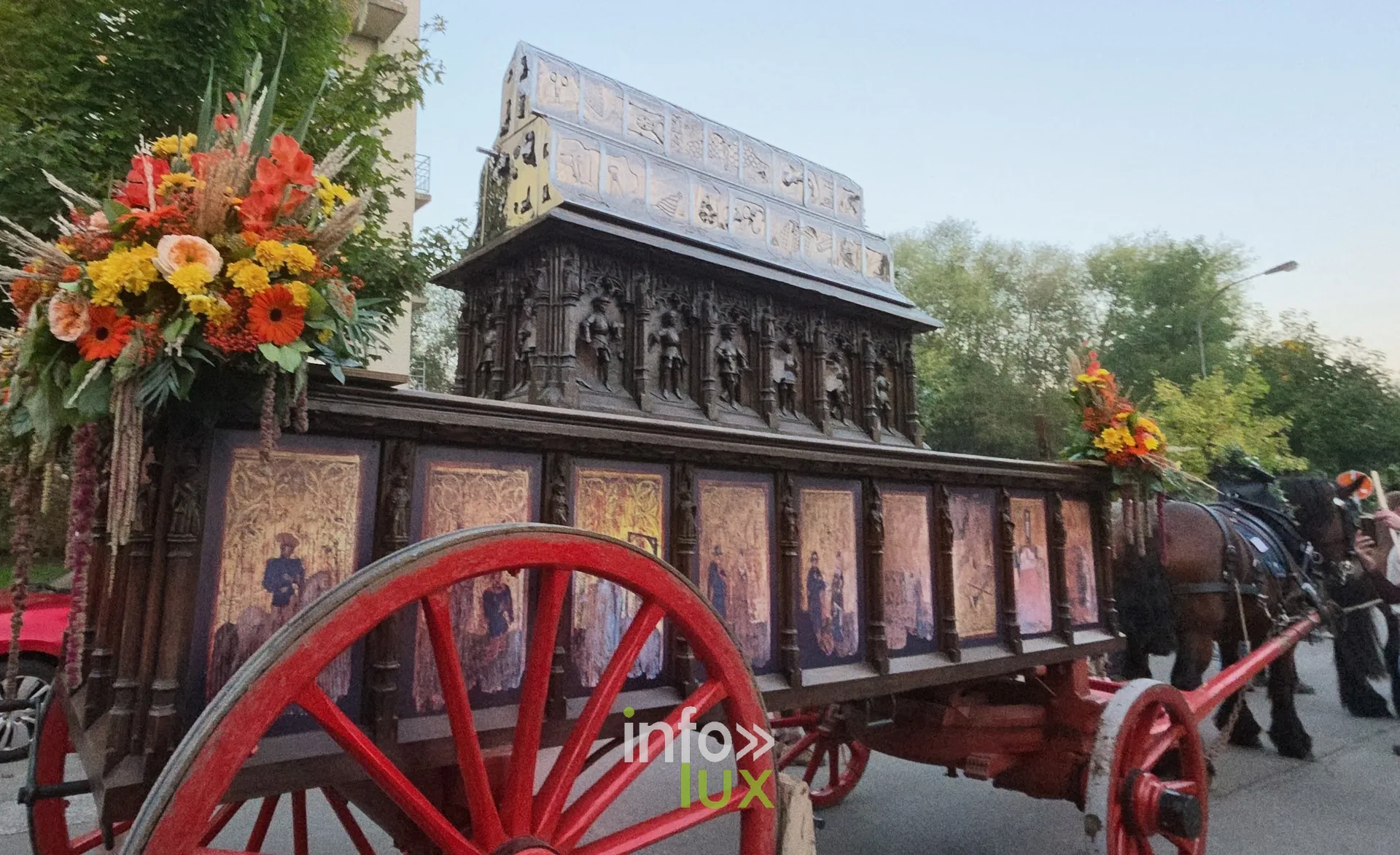 750e Tour Sainte-Gertrude, Nivelles, 4 octobre 2026 : Le char de la châsse et les marcheurs sur le parcours