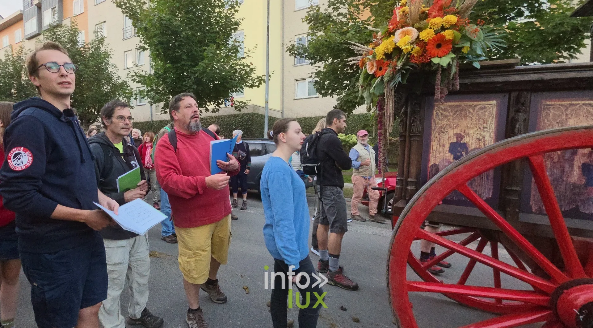 750e Tour Sainte-Gertrude, Nivelles, 4 octobre 2026 : Le char de la châsse et les marcheurs sur le parcours